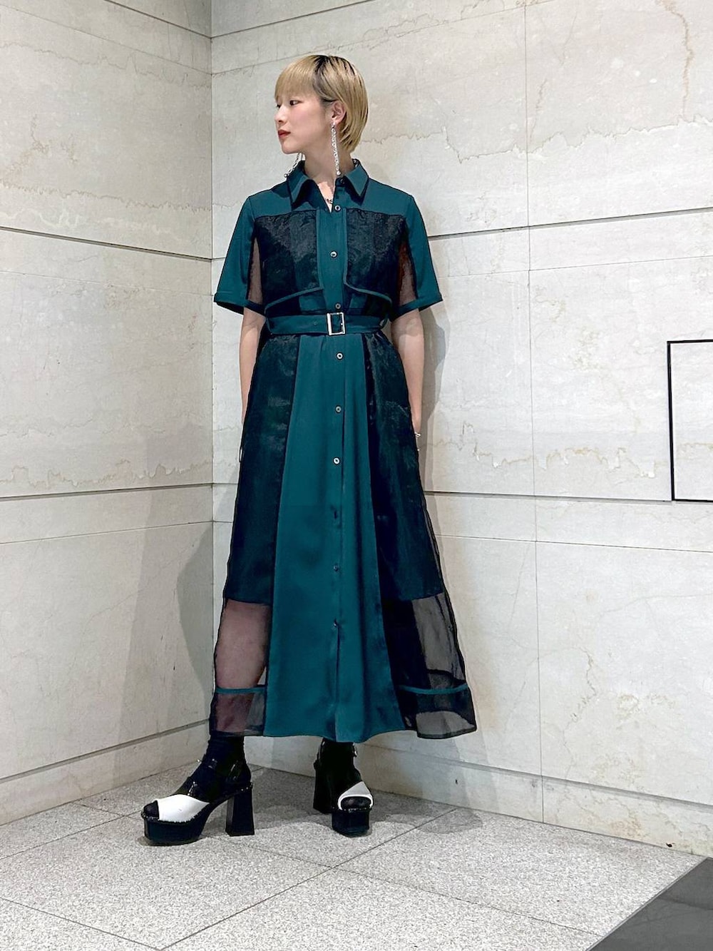 ホワイト系のサンダル、グリーン系のワンピース、シルバー系のブレスレットを着用したレディースの夏コーディネートの5枚目の写真