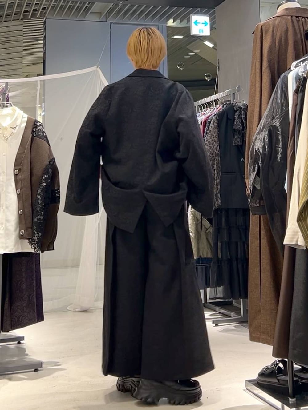 「着痩せ・細見え、モード、ベーシック/シンプル」｜「HAREのハイショクリブT(HARE)（Tシャツ/カットソー、ブラック系）」を使った、Moneさん（レディース・162cm）の秋コーディネートの2枚目の写真