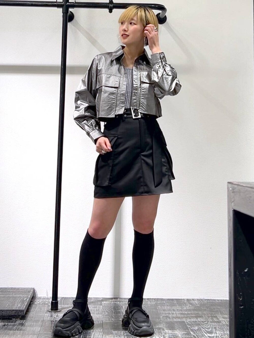 シルバー系のシャツ/ブラウス、ブラック系のその他パンツ、グレー系のタンクトップを着用したレディースの春コーディネートの3枚目の写真