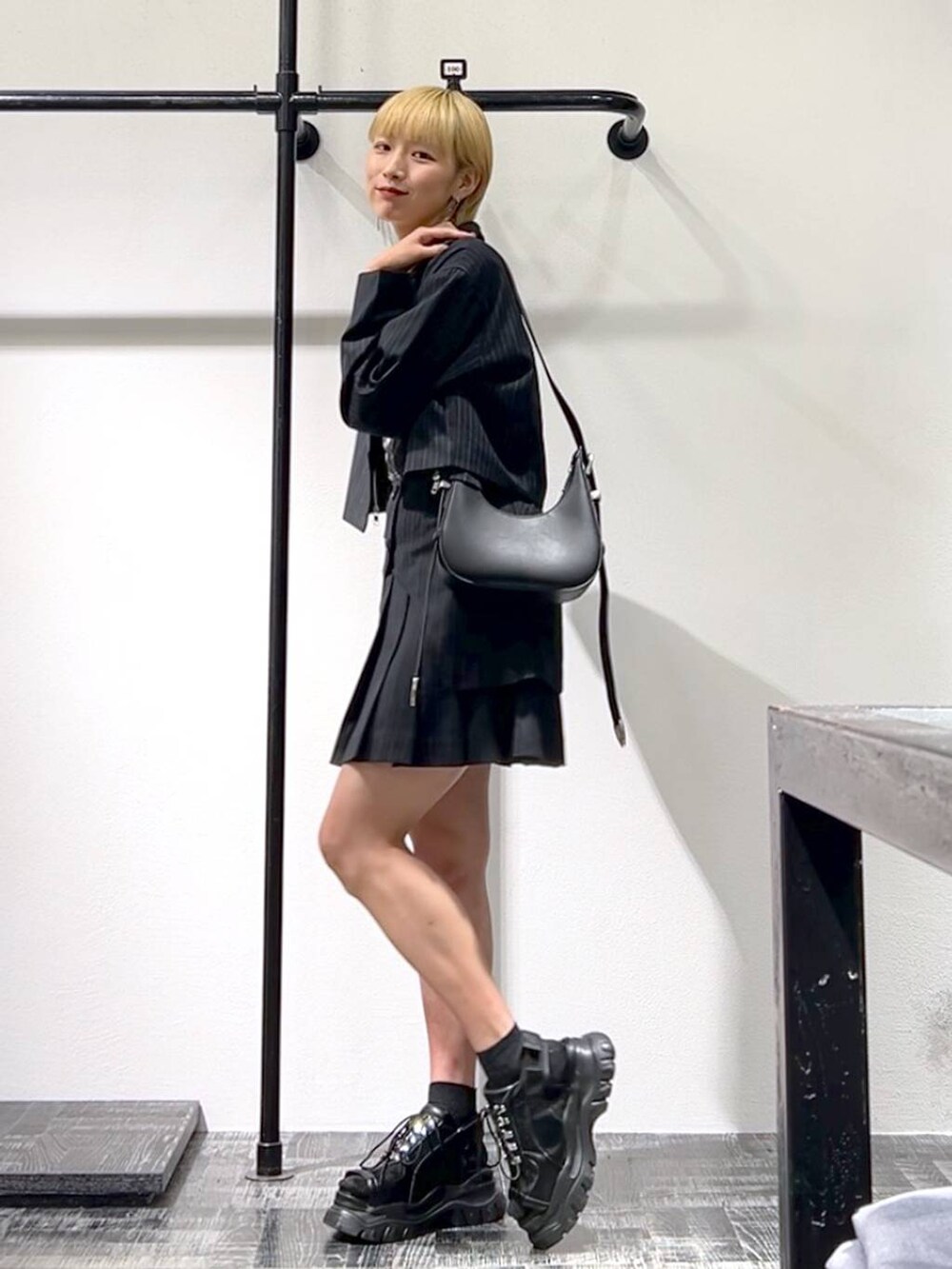 その他のテーラードジャケット、ブラック系のTシャツ/カットソー、ブラック系のショルダーバッグを着用したレディースの夏コーディネートの4枚目の写真