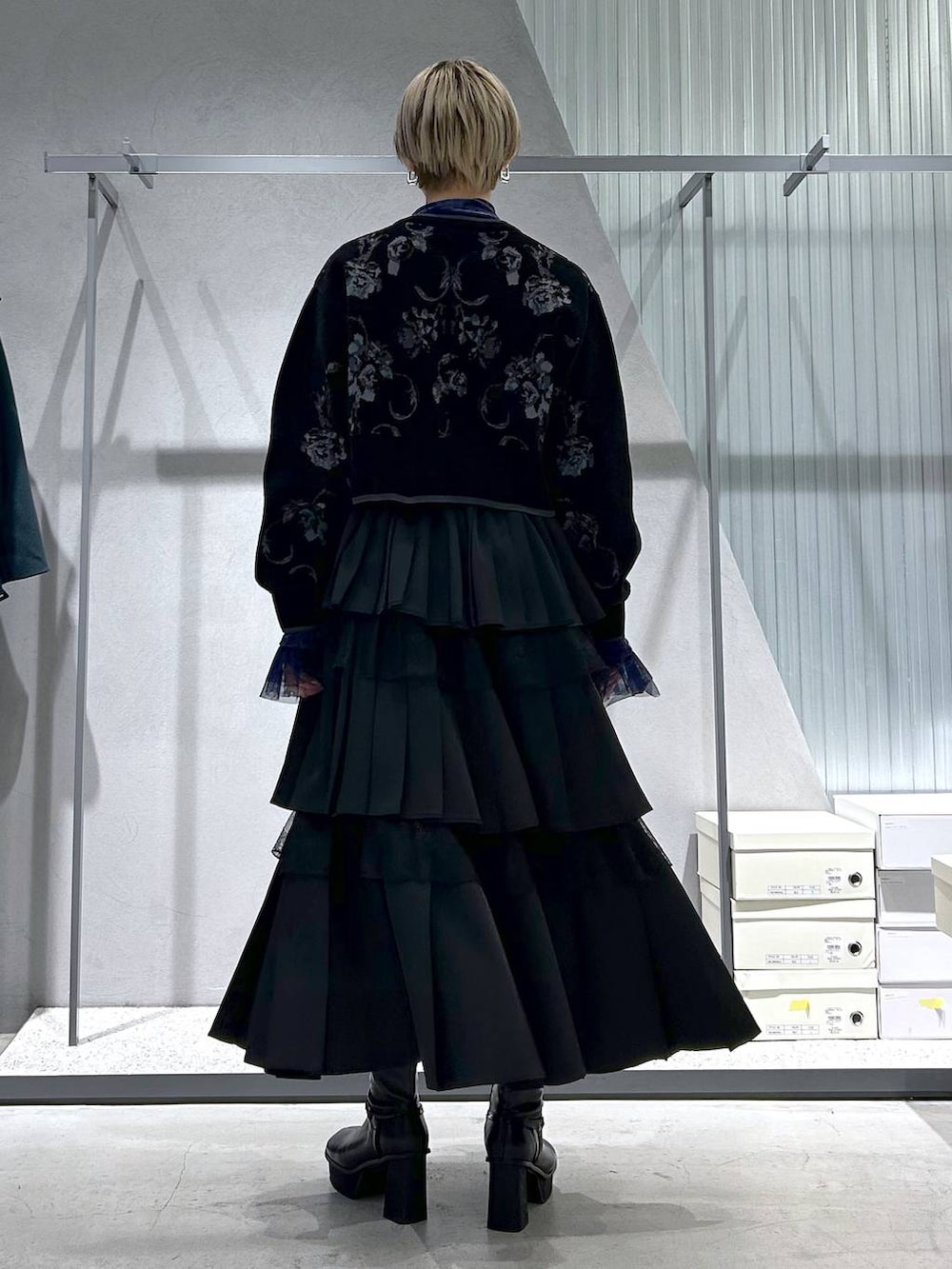 パープル系のTシャツ/カットソー、グレー系のブーツ、ブラック系のカーディガン/ボレロを着用したレディースの冬コーディネートの2枚目の写真