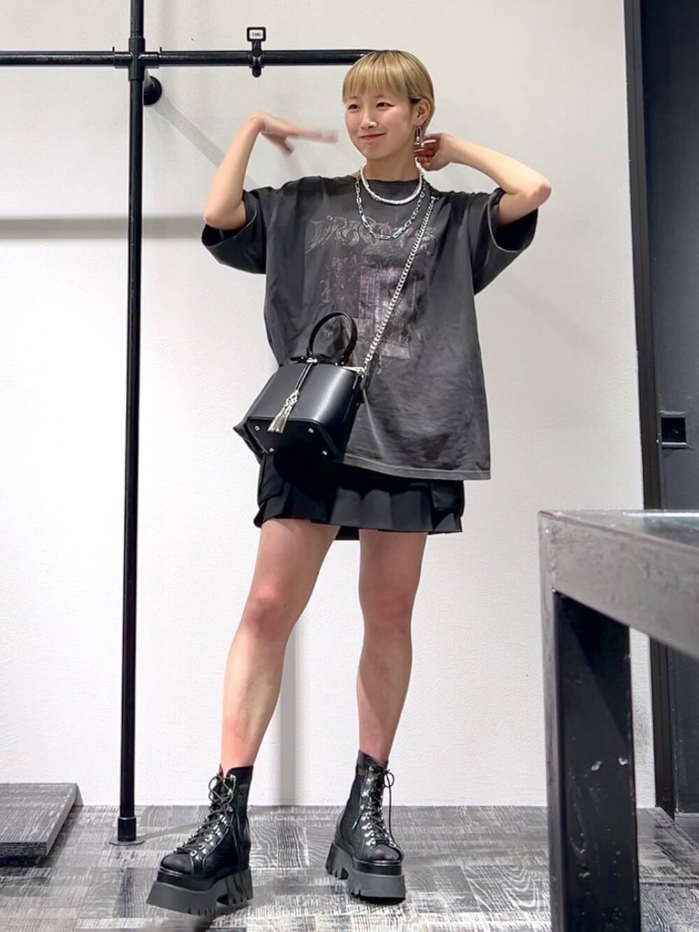 ブラック系のサンダル、グレー系のTシャツ/カットソー、ブラック系のショルダーバッグを着用したレディースの春コーディネートの3枚目の写真