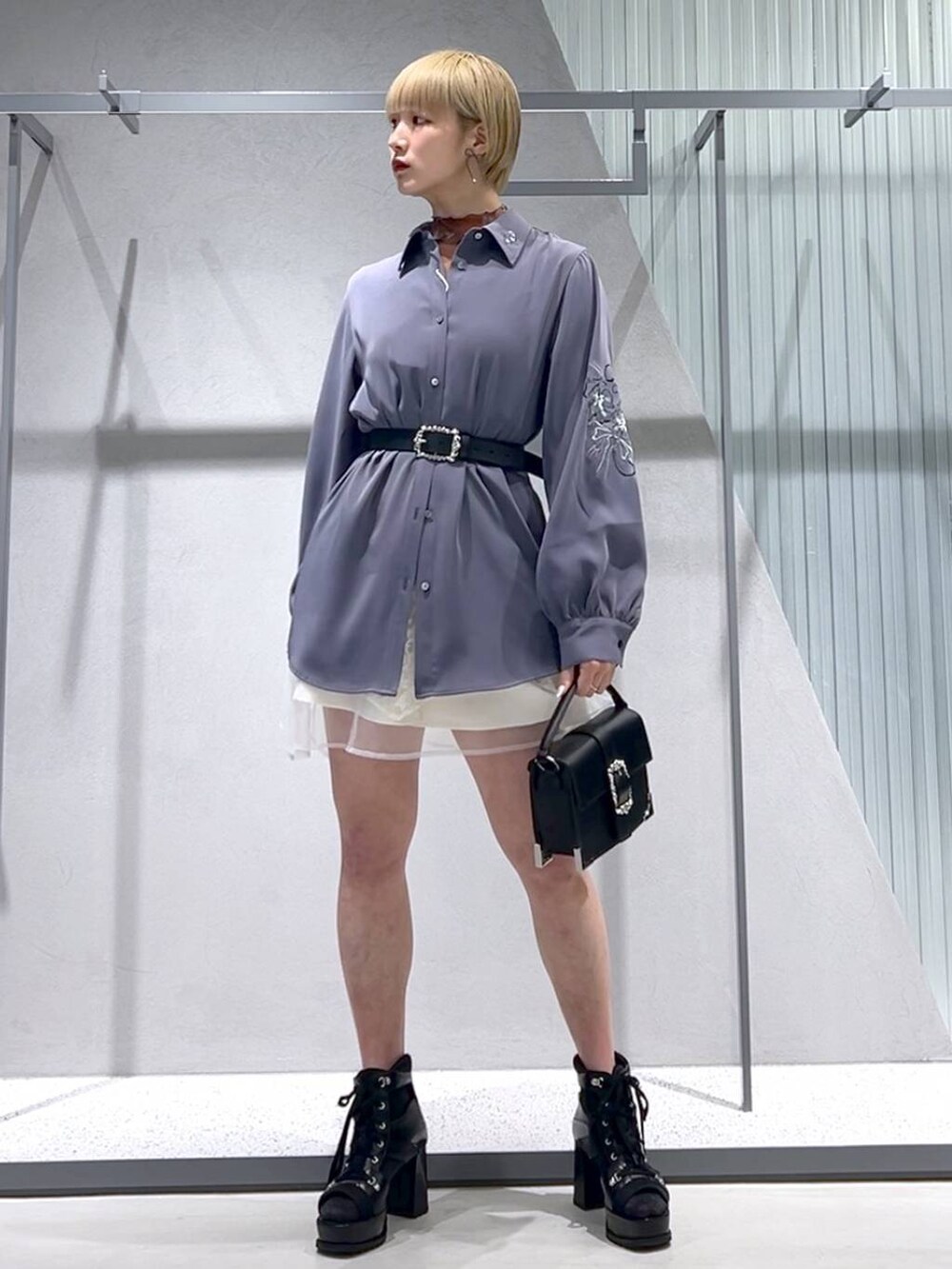 ブラック系のショルダーバッグ、パープル系のシャツ/ブラウス、ブラック系のブーツを着用したレディースの春コーディネートの7枚目の写真