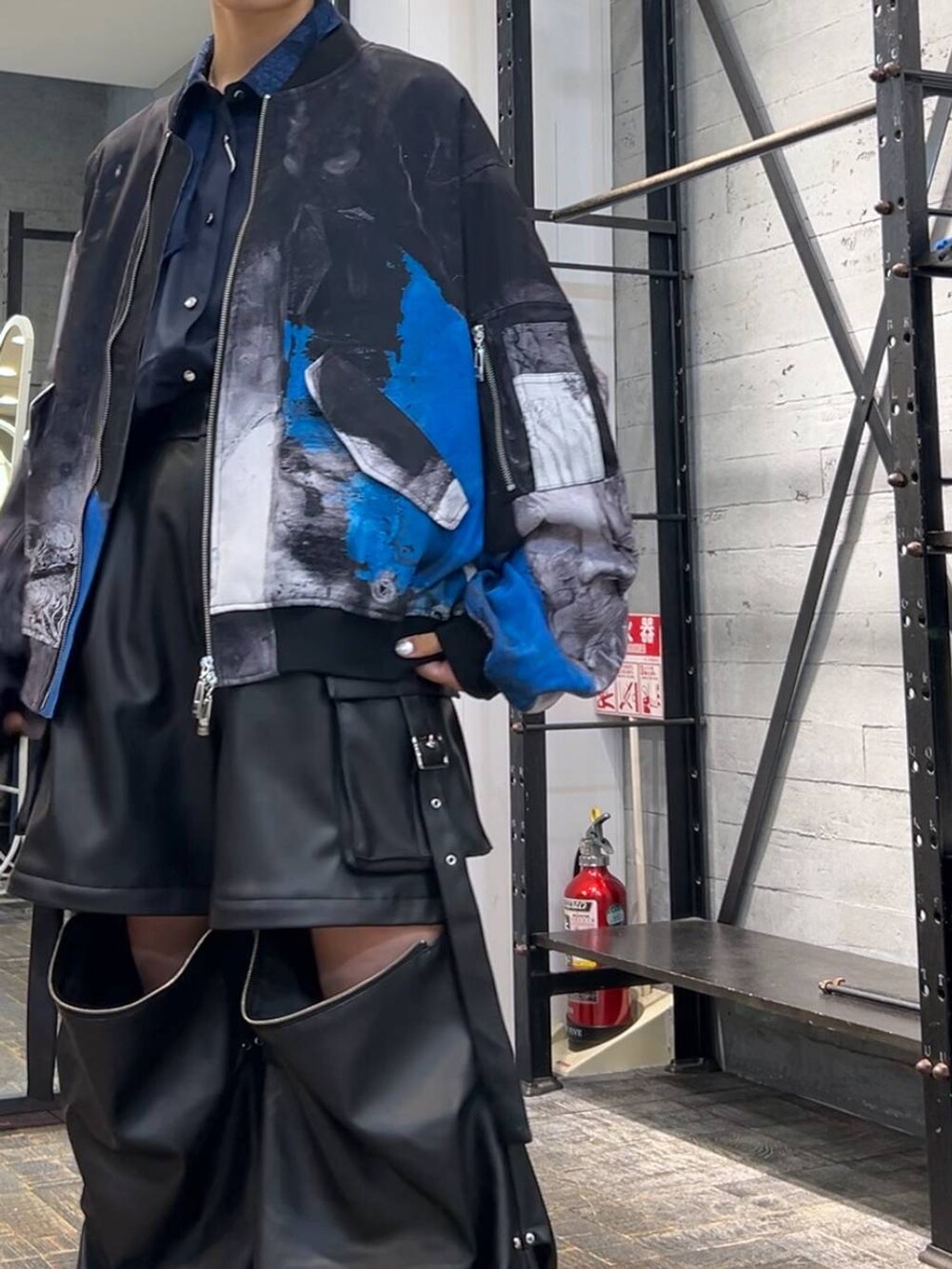 ブラック系のカーゴパンツ、ブラック系のサンダル、ブルー系のシャツ/ブラウスを着用したレディースの秋コーディネートの2枚目の写真