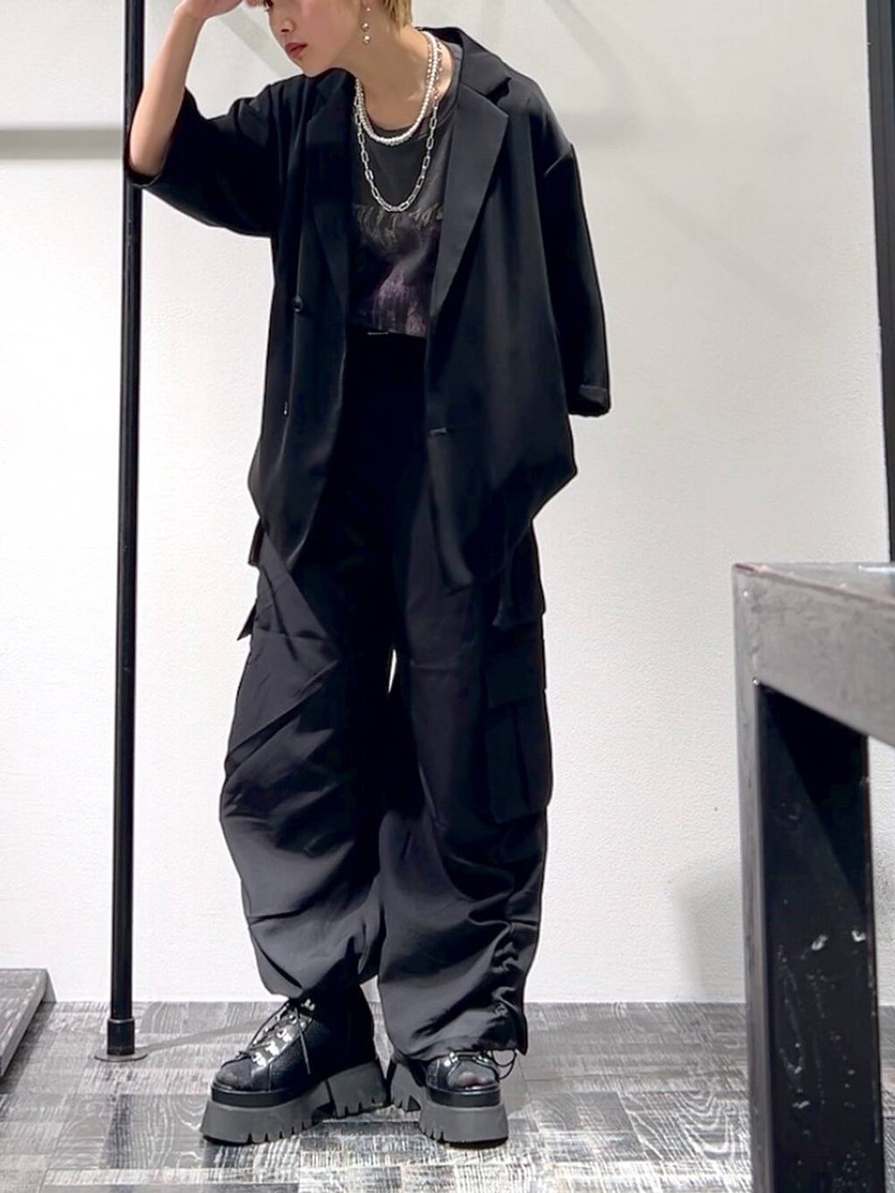 ブラック系のサンダル、ブラック系のテーラードジャケット、グレー系のTシャツ/カットソーを着用したレディースの春コーディネートの6枚目の写真