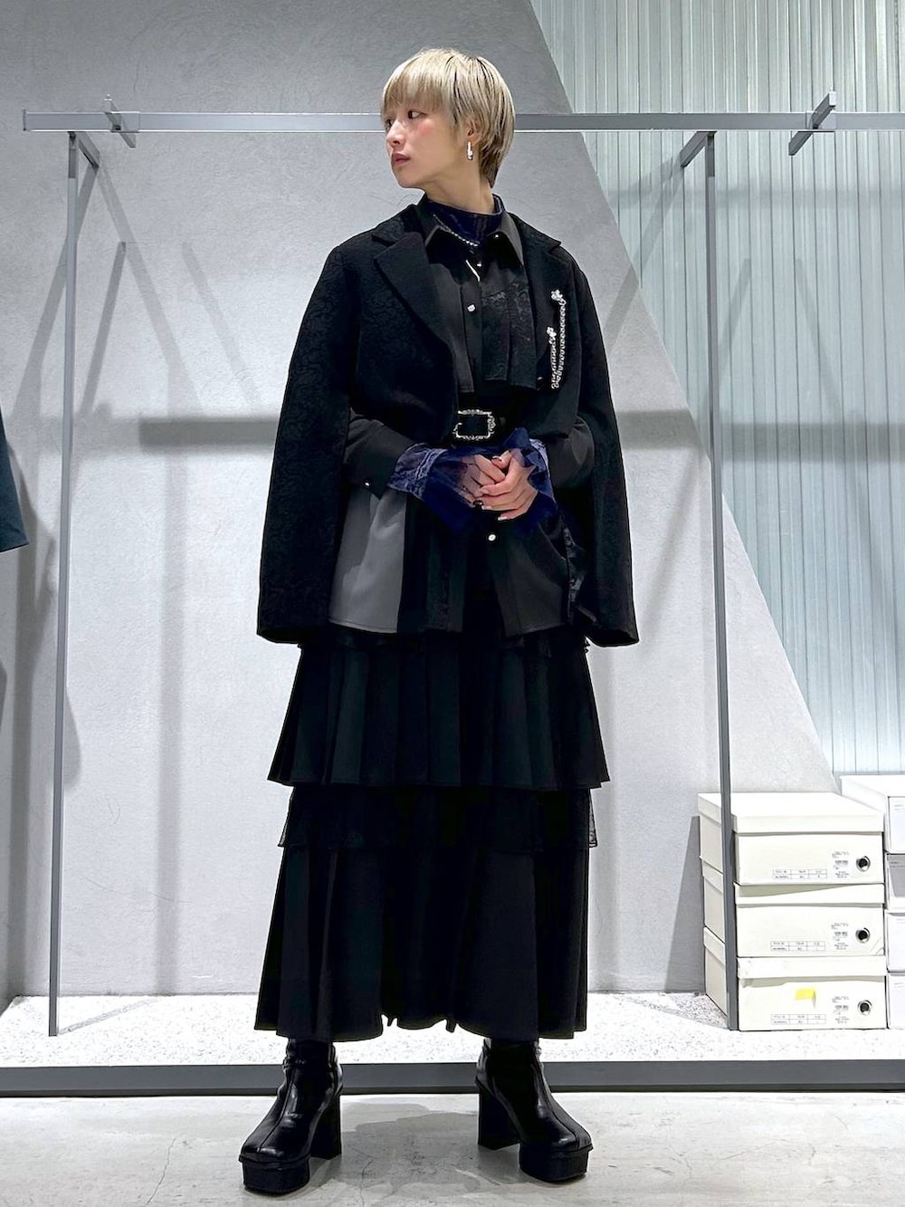 パープル系のTシャツ/カットソー、グレー系のブーツ、ブラック系のテーラードジャケットを着用したレディースの冬コーディネートの6枚目の写真