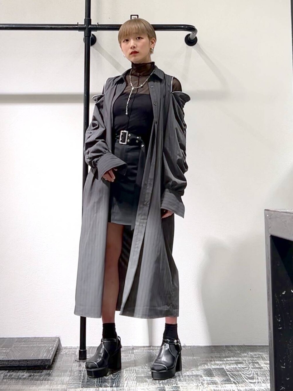 ブラック系のサンダル、ブラック系のその他パンツ、グレー系のワンピースを着用したレディースの春コーディネートの4枚目の写真