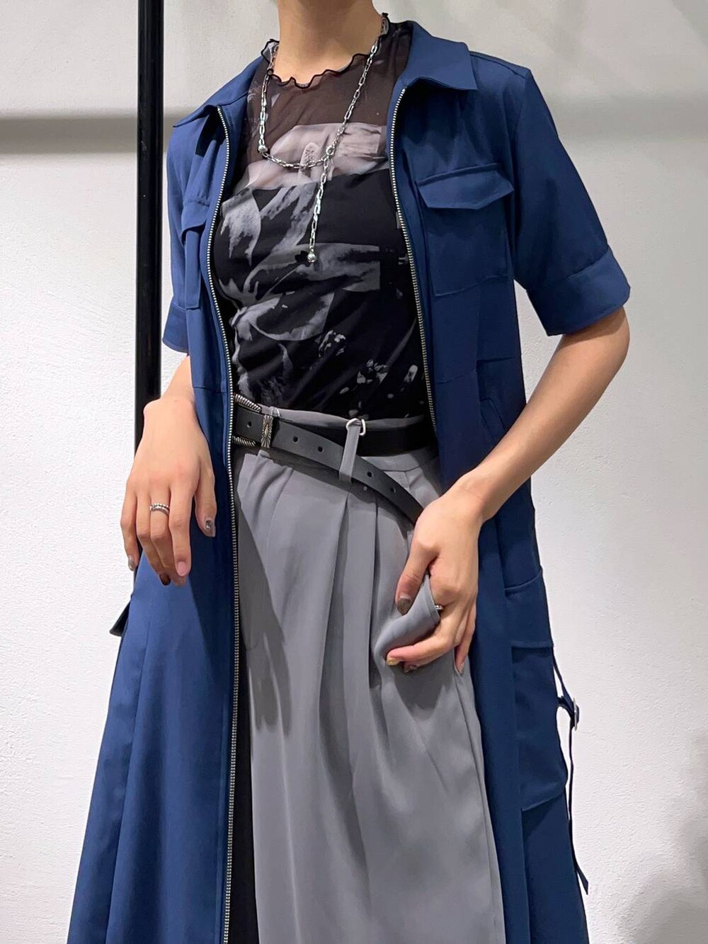 グレー系のその他パンツ、ホワイト系のサンダル、ブルー系のワンピースを着用したレディースの春コーディネートの4枚目の写真