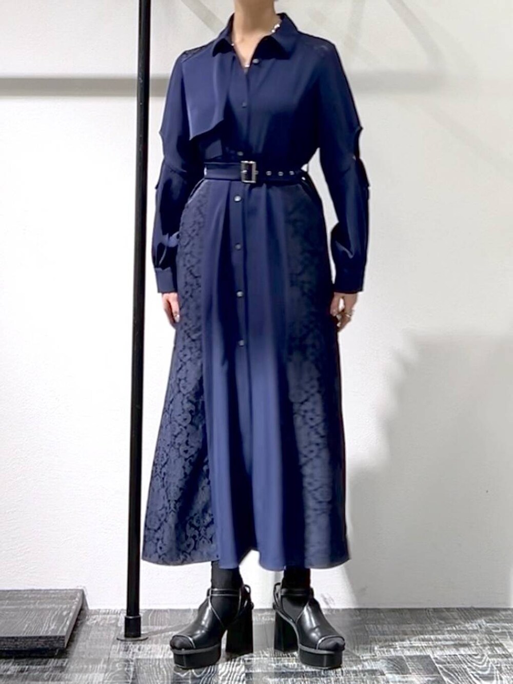 ブラック系のサンダル、ブルー系のワンピース、シルバー系のネックレスを着用したレディースの春コーディネートの4枚目の写真