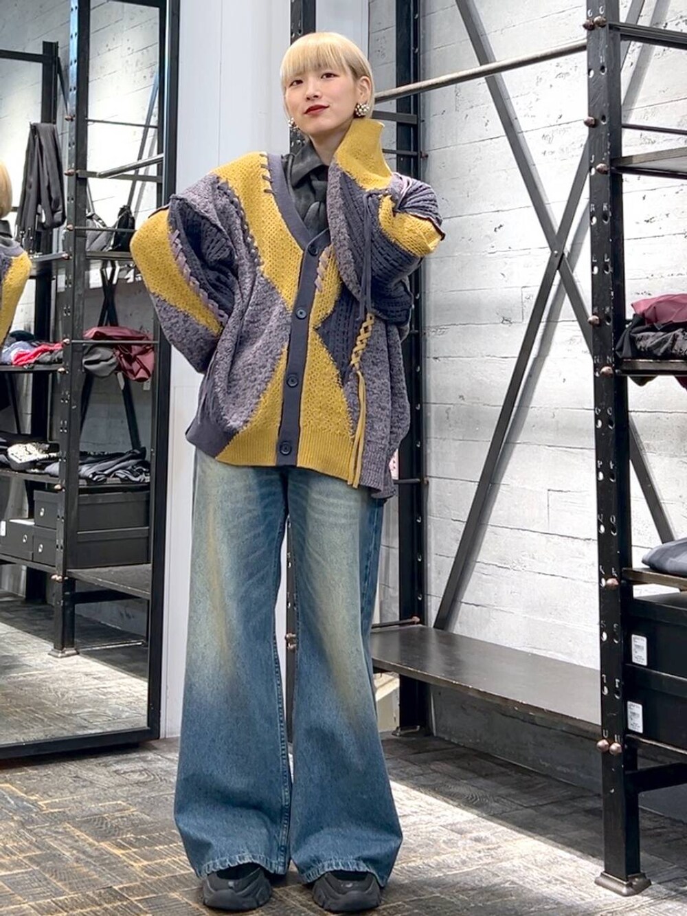 イエロー系のカーディガン/ボレロ、ブルー系のデニムパンツ、その他のシャツ/ブラウスを着用したレディースの冬コーディネートの2枚目の写真
