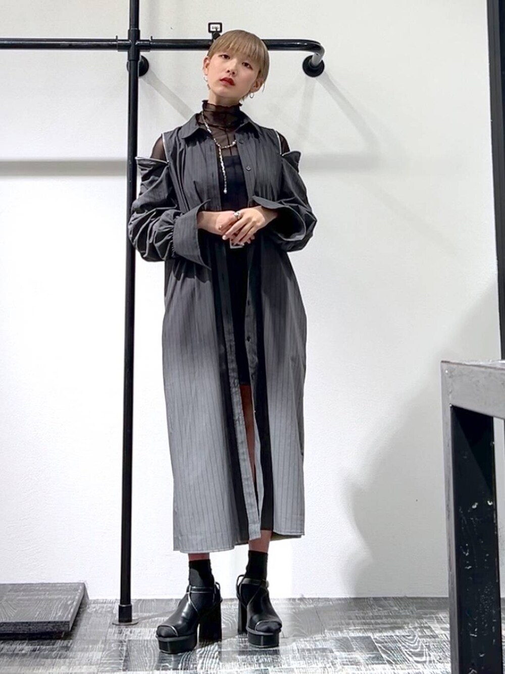 ブラック系のサンダル、ブラック系のその他パンツ、グレー系のワンピースを着用したレディースの春コーディネートの3枚目の写真