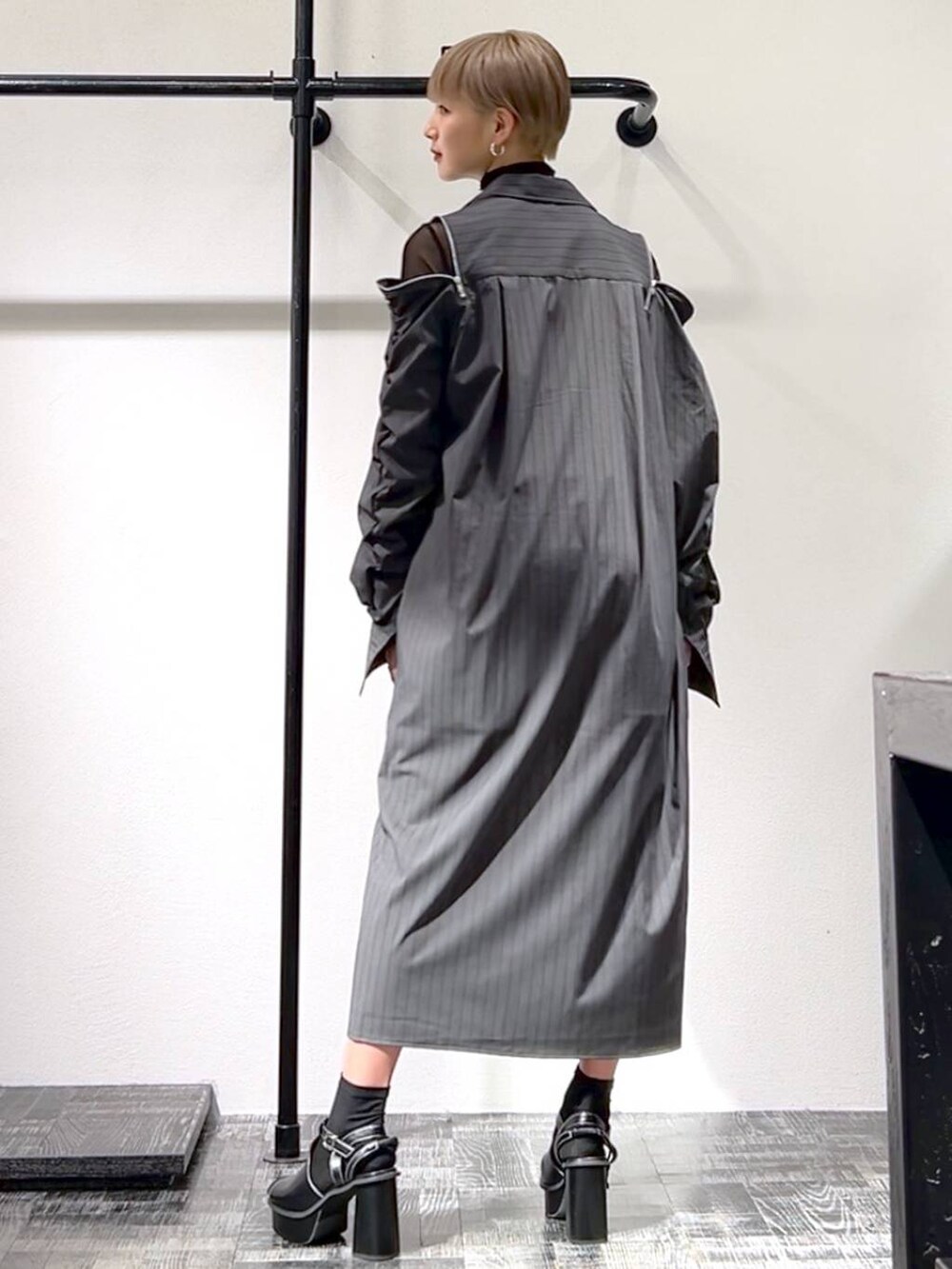 ブラック系のサンダル、グレー系のワンピース、シルバー系のネックレスを着用したレディースの春コーディネートの2枚目の写真