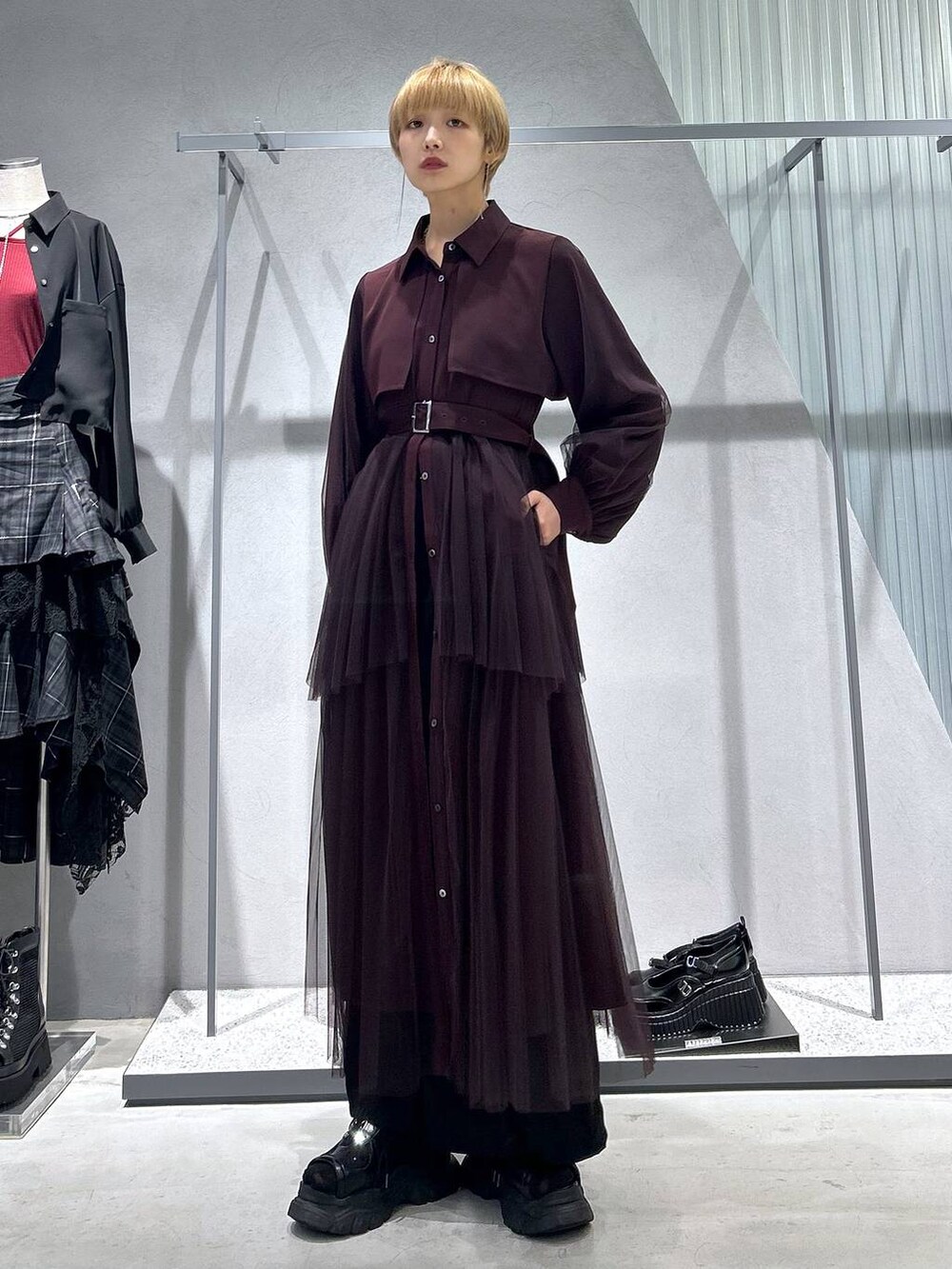 ブラック系のサンダル、レッド系のワンピース、ブラック系のその他パンツを着用したレディースの夏コーディネートの3枚目の写真