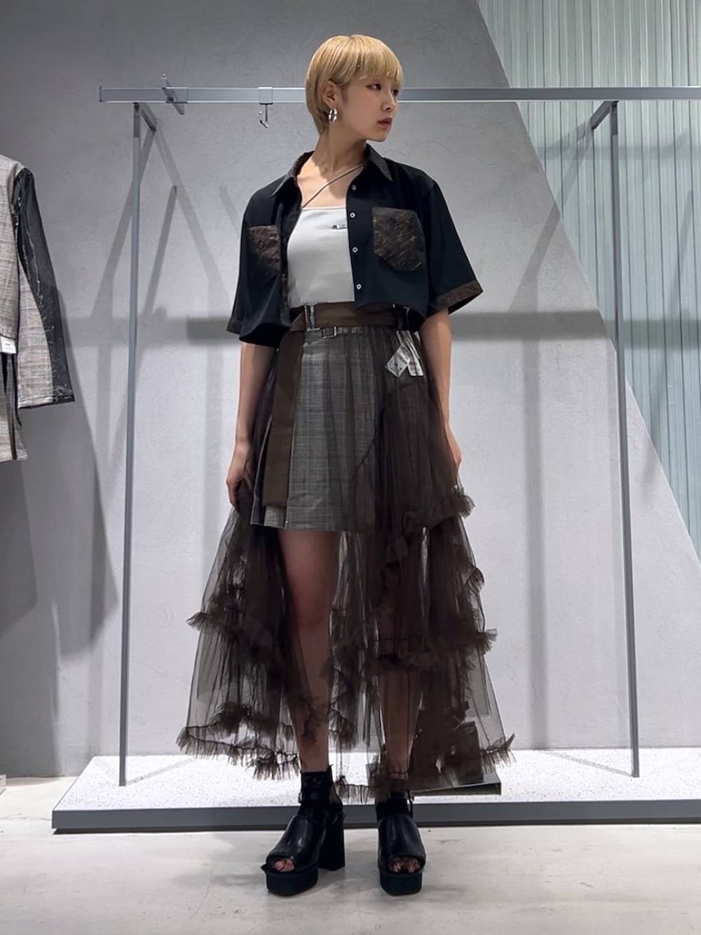 グレー系のサンダル、ブラウン系のスカート、オレンジ系のシャツ/ブラウスを着用したレディースの夏コーディネートの2枚目の写真