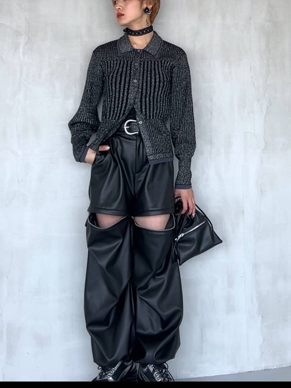 ブラック系のショルダーバッグ、シルバー系のスニーカー、ブラック系のカーゴパンツを着用したレディースの夏コーディネートの4枚目の写真