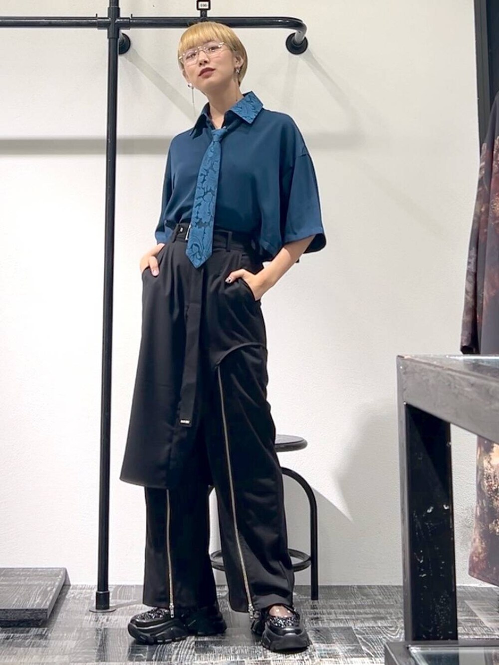 ブルー系のシャツ/ブラウス、ブラック系のスニーカー、ブラック系のその他パンツを着用したレディースの夏コーディネートの6枚目の写真