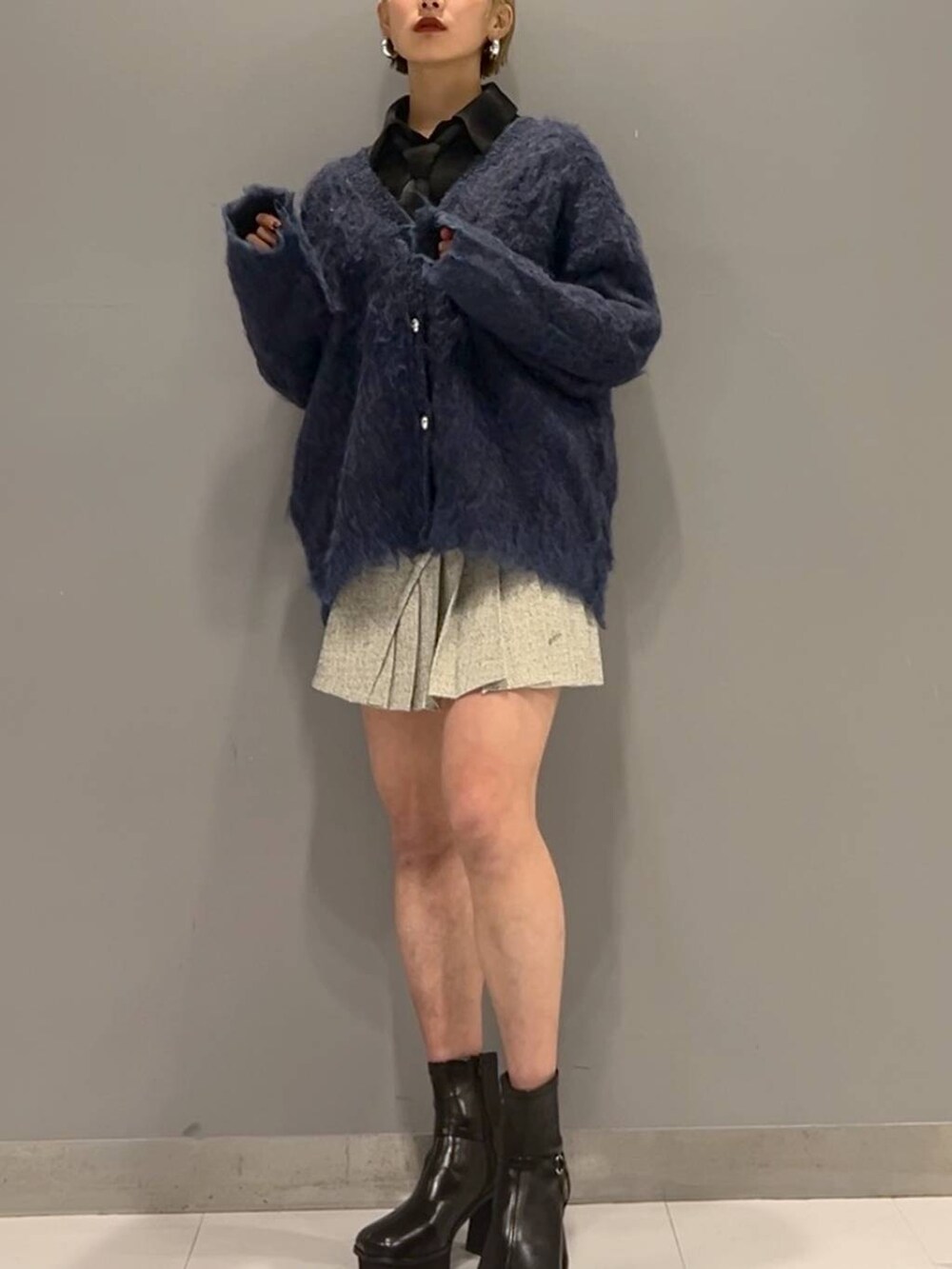 ブラック系のブーツ、ホワイト系のセットアップ、その他のシャツ/ブラウスを着用したレディースの秋コーディネートの7枚目の写真