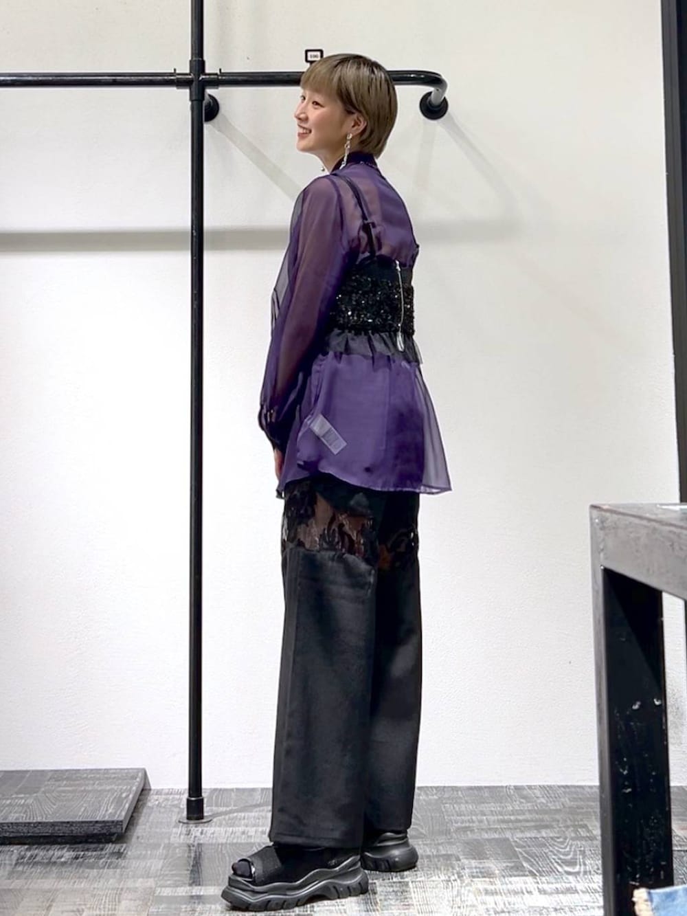 パープル系のシャツ/ブラウス、ブラック系のチューブトップ、ブラック系のその他パンツを着用したレディースの夏コーディネートの3枚目の写真