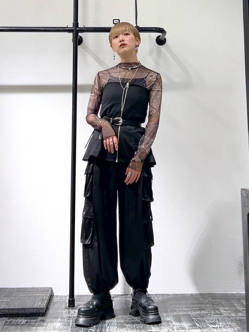 その他のTシャツ/カットソー、ブラック系のサンダル、ブラック系のベストを着用したレディースの春コーディネートの2枚目の写真