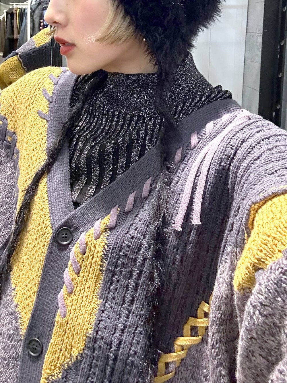 イエロー系のカーディガン/ボレロ、ブルー系のデニムパンツ、その他のシャツ/ブラウスを着用したレディースの冬コーディネートの5枚目の写真