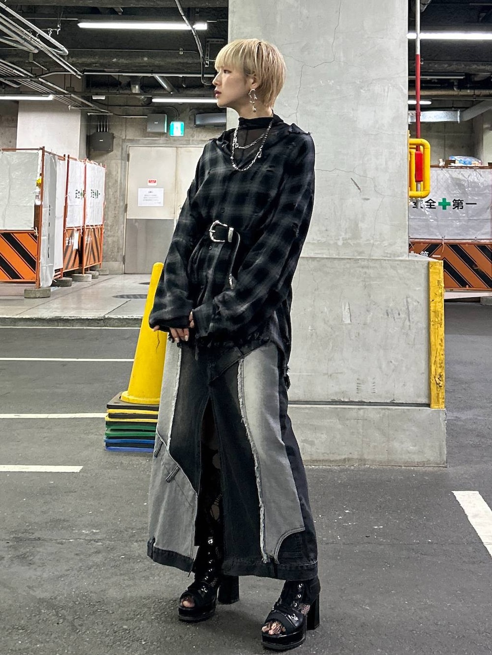 ブラック系のシャツ/ブラウス、ブラック系のブーツ、ブラック系のデニムスカートを着用したレディースの春コーディネートの3枚目の写真