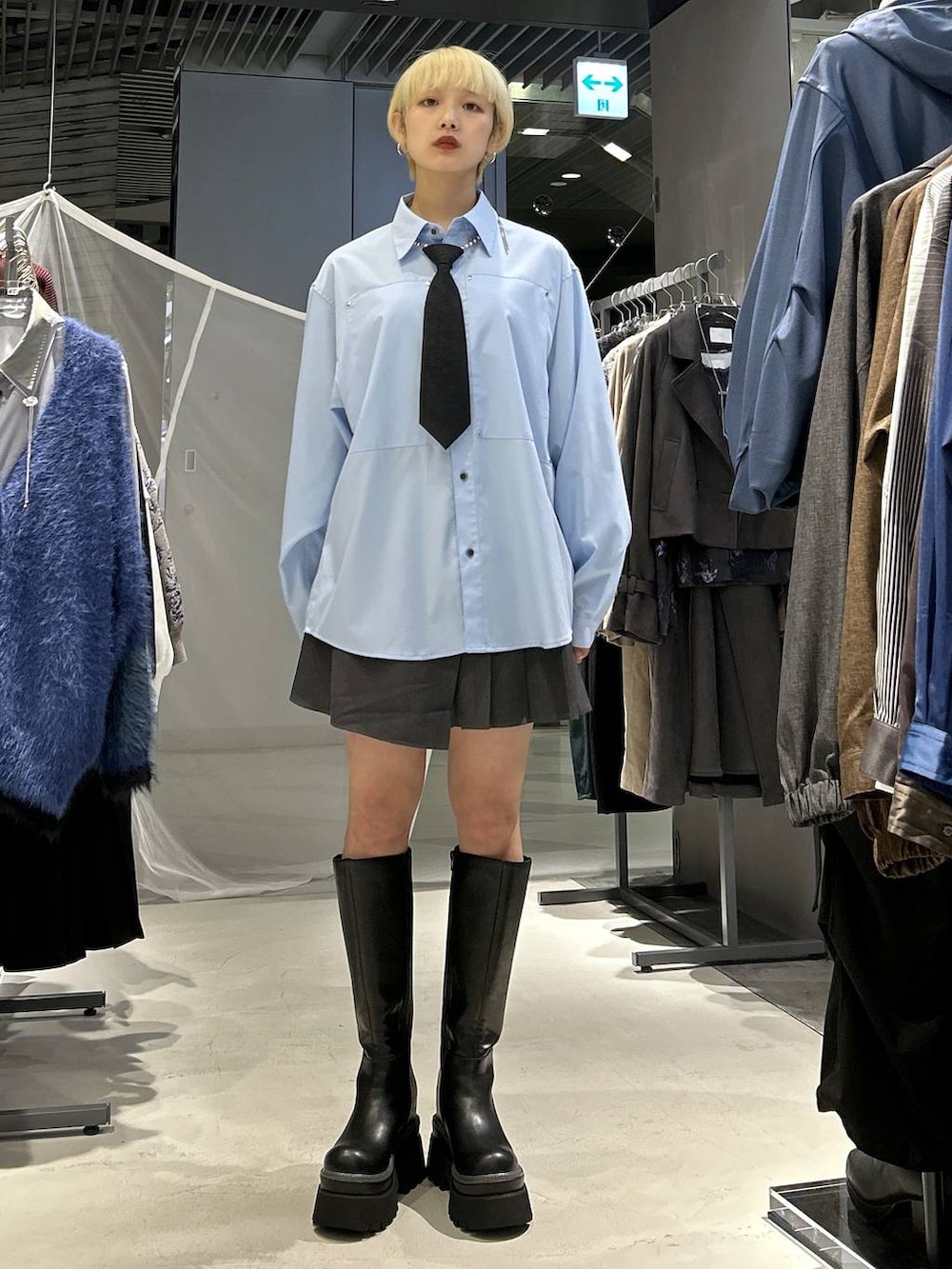 ブラック系のネクタイ、ブラック系のブルゾン、グレー系のその他パンツを着用したレディースの秋コーディネートの4枚目の写真