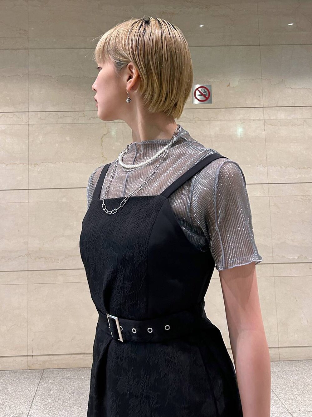 ブラック系のショルダーバッグ、ホワイト系のサンダル、ブラック系のワンピースを着用したレディースの春コーディネートの3枚目の写真