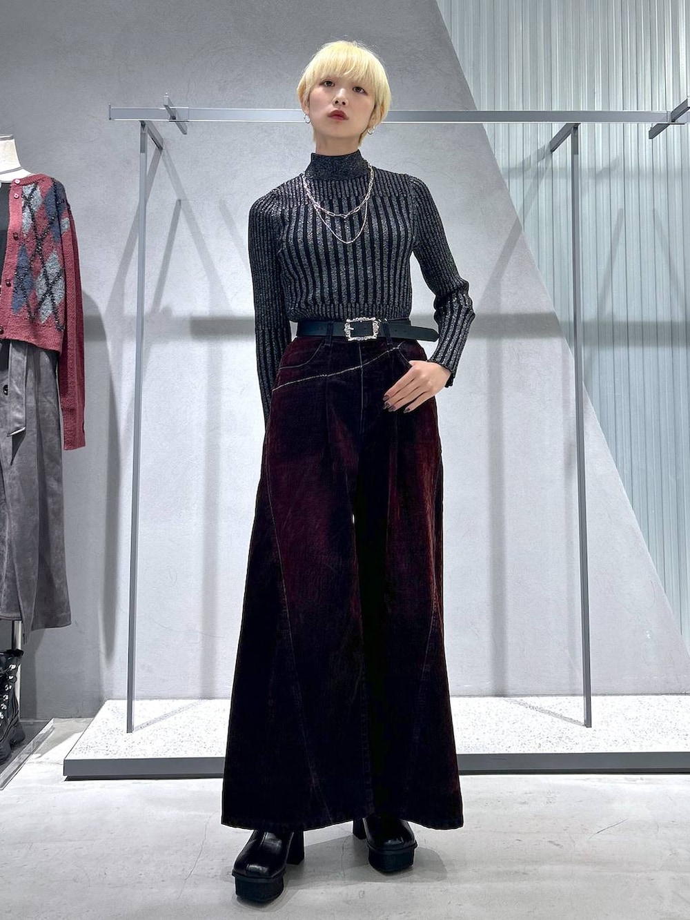 ブラック系のニット/セーター、ブラック系のカーディガン/ボレロ、ブラック系のブーツを着用したレディースの秋コーディネートの3枚目の写真