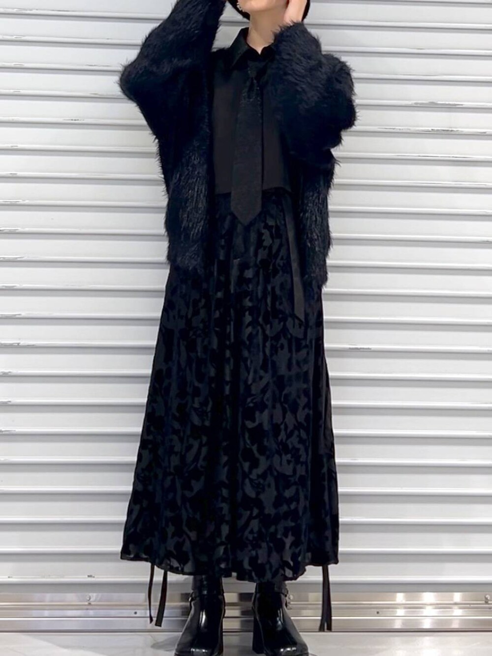 ブラック系のシャツ/ブラウス、ブラック系のカーディガン/ボレロ、ブラック系のブーツを着用したレディースの秋コーディネートの5枚目の写真