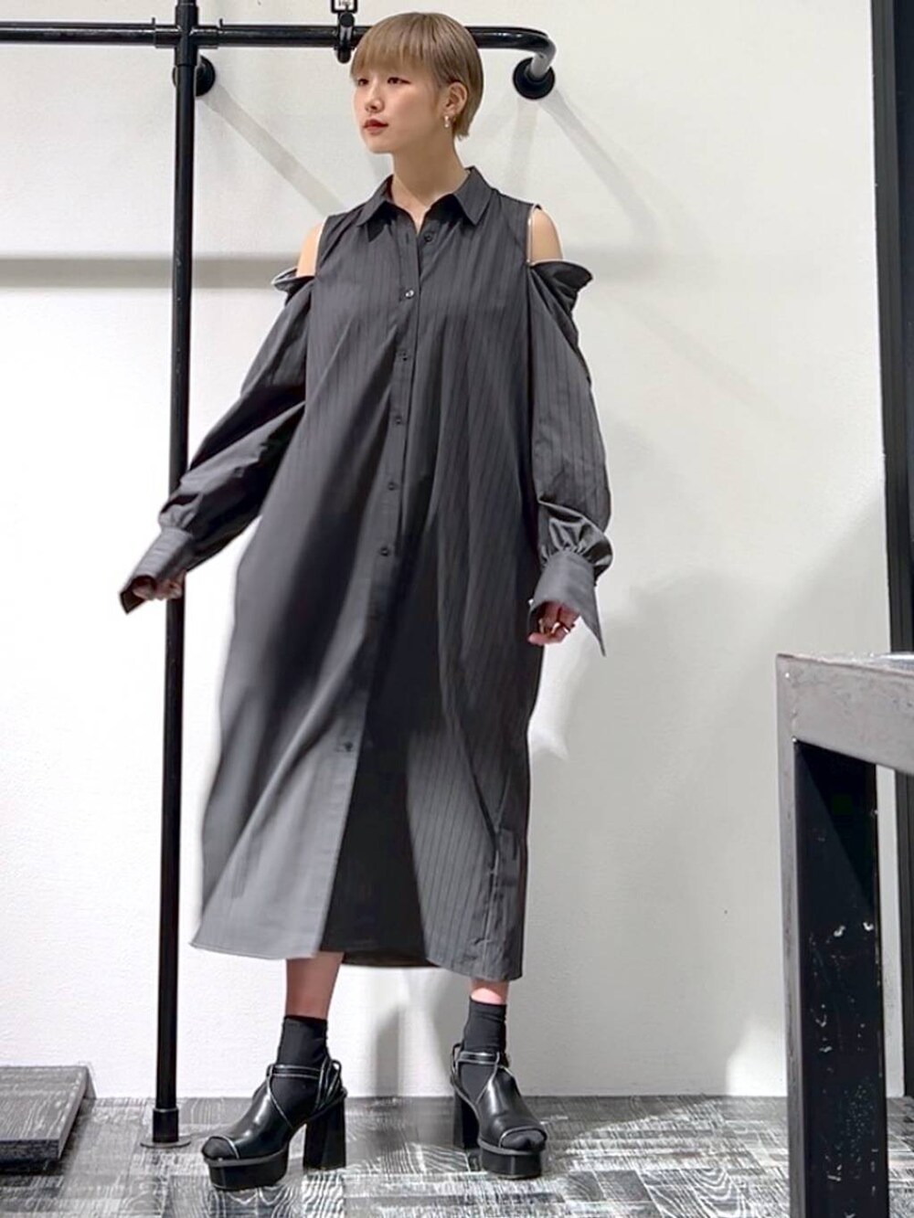 ブラック系のサンダル、グレー系のワンピース、シルバー系のネックレスを着用したレディースの春コーディネートの6枚目の写真