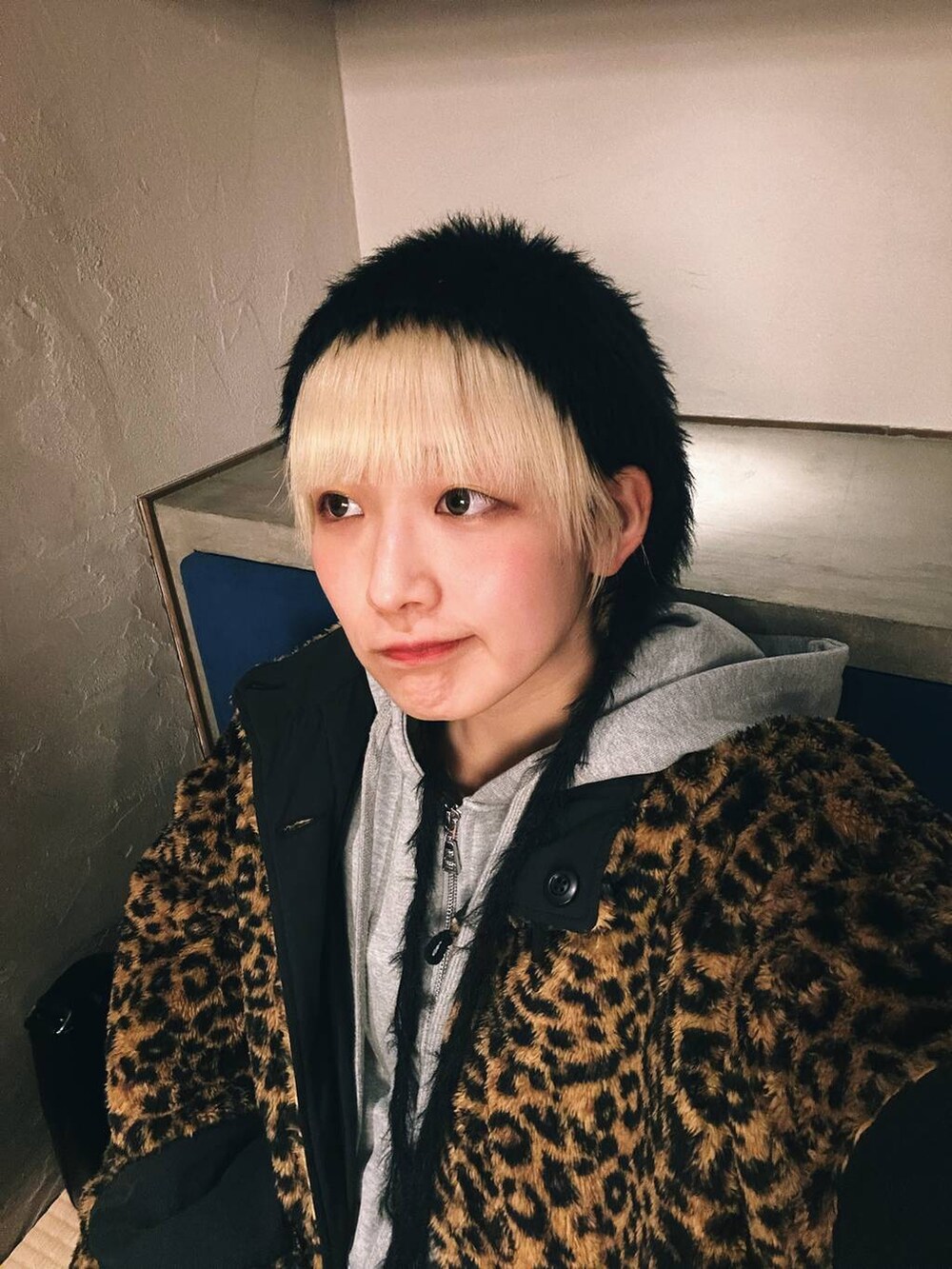 ブラック系のニットキャップ/ビーニーを着用したレディースの秋コーディネートの2枚目の写真