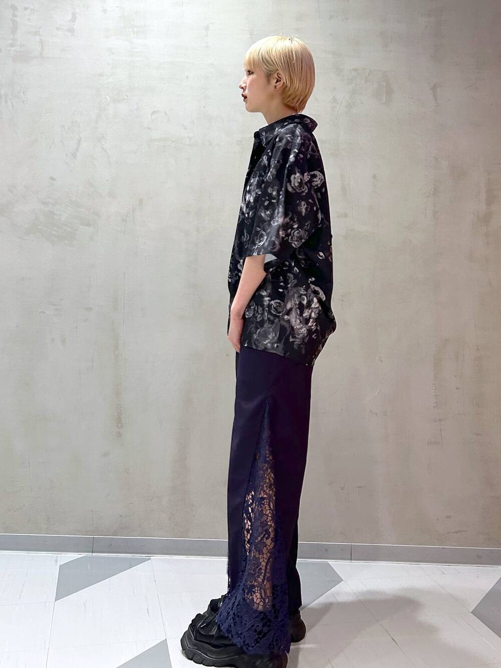 ブラック系のサンダル、ブラック系のシャツ/ブラウス、パープル系のその他パンツを着用したレディースの春コーディネートの3枚目の写真