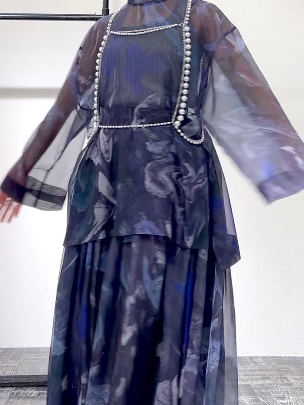 パープル系のスカート、ブラック系のスニーカー、パープル系のシャツ/ブラウスを着用したレディースの春コーディネートの3枚目の写真