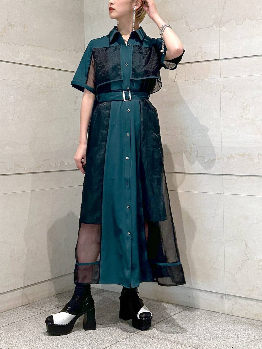 ホワイト系のサンダル、グリーン系のワンピース、シルバー系のブレスレットを着用したレディースの夏コーディネートの2枚目の写真