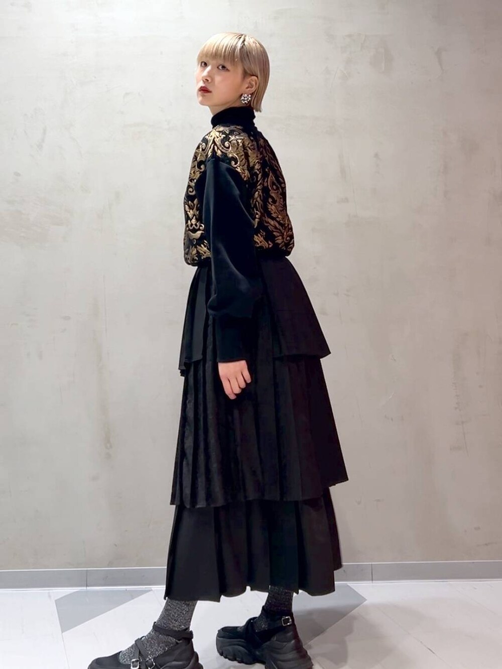 ブラック系のスカート、ブラック系のスウェットを着用したレディースの冬コーディネートの3枚目の写真