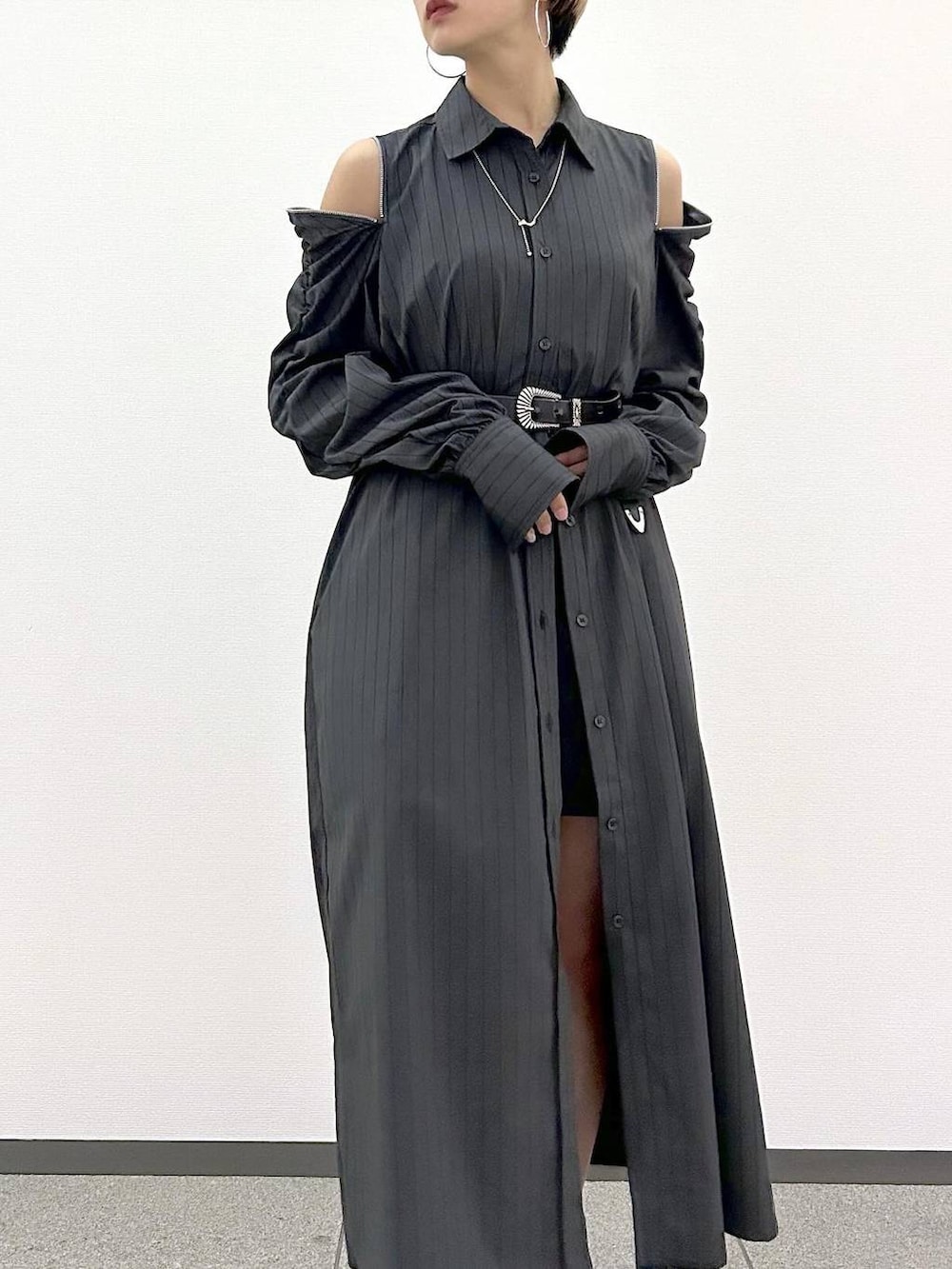 ブラック系のサンダル、ブラック系のその他パンツ、グレー系のワンピースを着用したレディースの春コーディネートの3枚目の写真