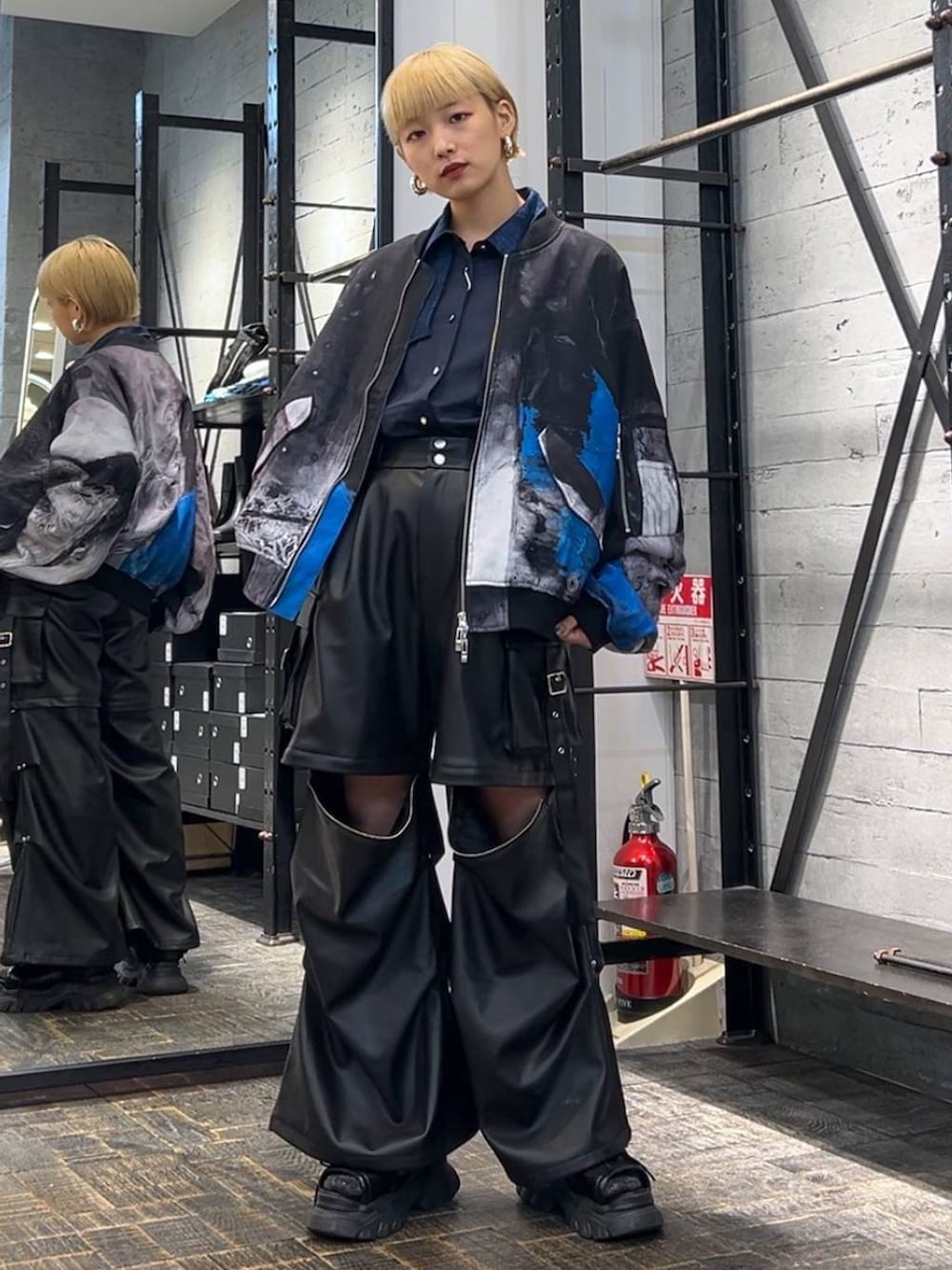 ブラック系のカーゴパンツ、ブラック系のサンダル、ブルー系のシャツ/ブラウスを着用したレディースの秋コーディネートの4枚目の写真