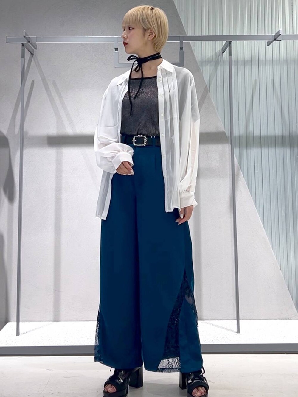 ブラック系のブーツ、ブルー系のシャツ/ブラウス、ブルー系のその他パンツを着用したレディースの春コーディネートの4枚目の写真