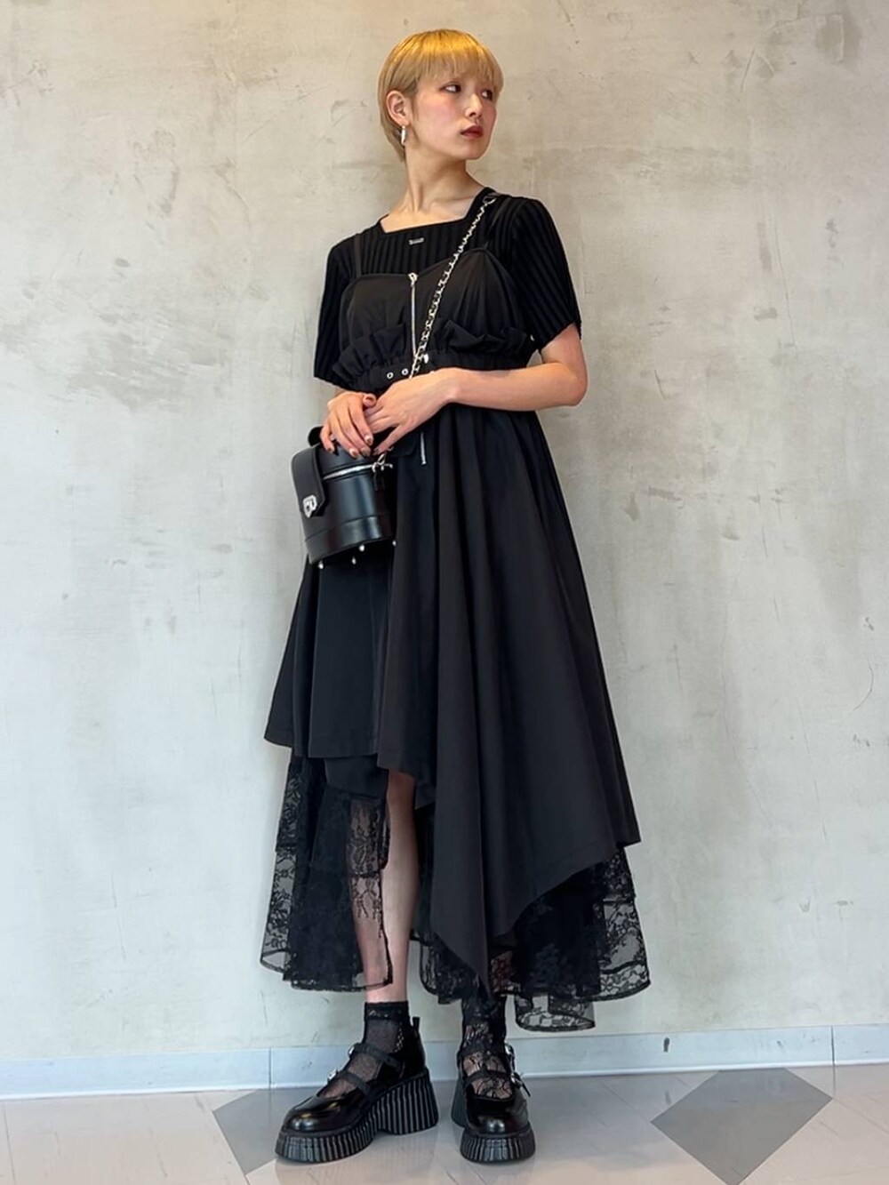 ブラック系のスカート、ブラック系のTシャツ/カットソー、ブラック系のドレスシューズを着用したレディースの夏コーディネートの4枚目の写真