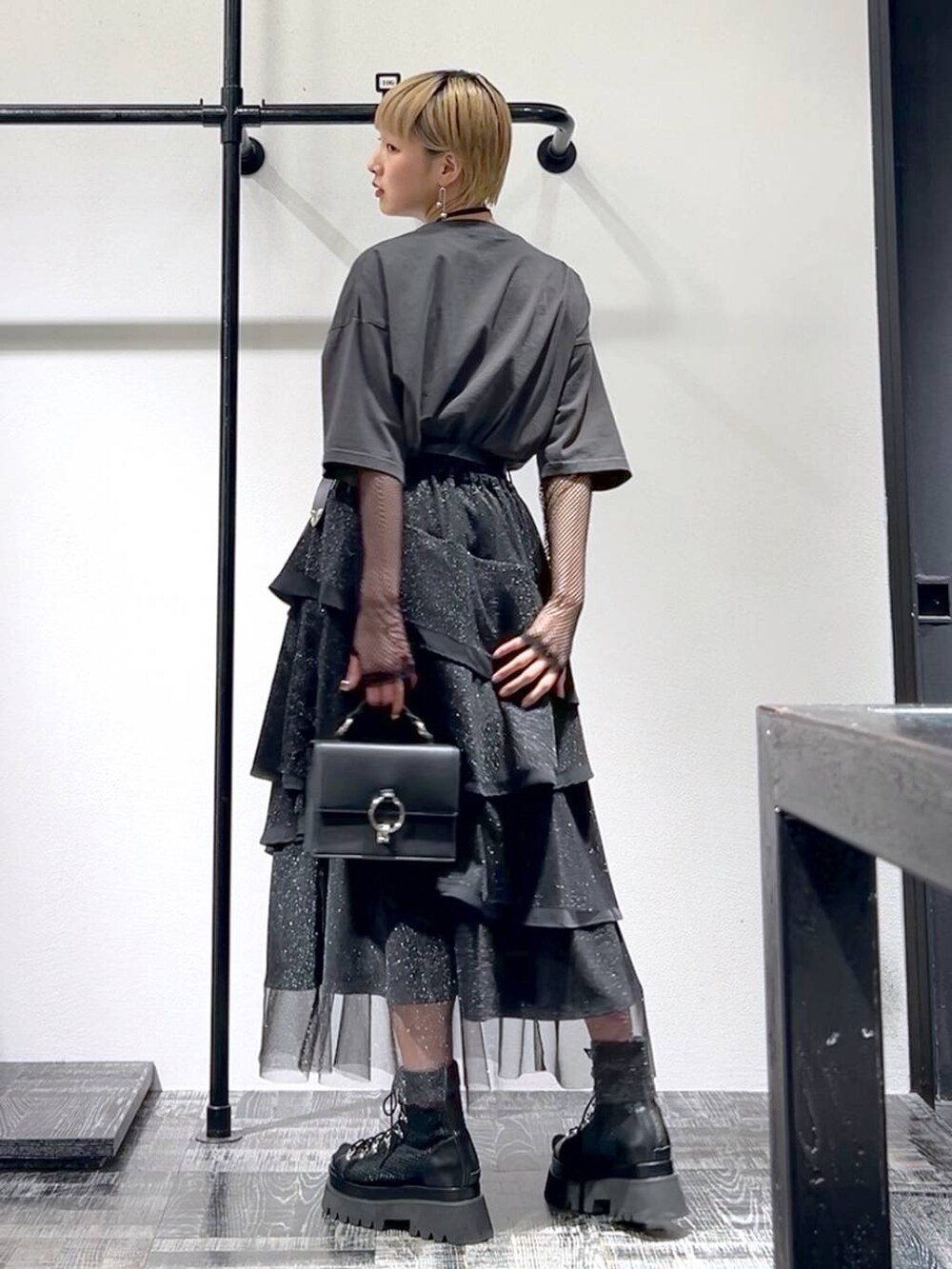 ブラック系のサンダル、ブラック系のショルダーバッグ、ブラック系のスカートを着用したレディースの春コーディネートの2枚目の写真