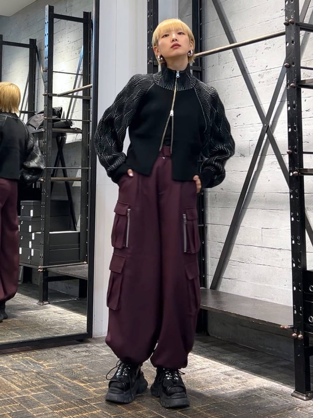 ブラック系のサンダル、レッド系のカーゴパンツ、ブラック系のカーディガン/ボレロを着用したレディースの秋コーディネートの3枚目の写真