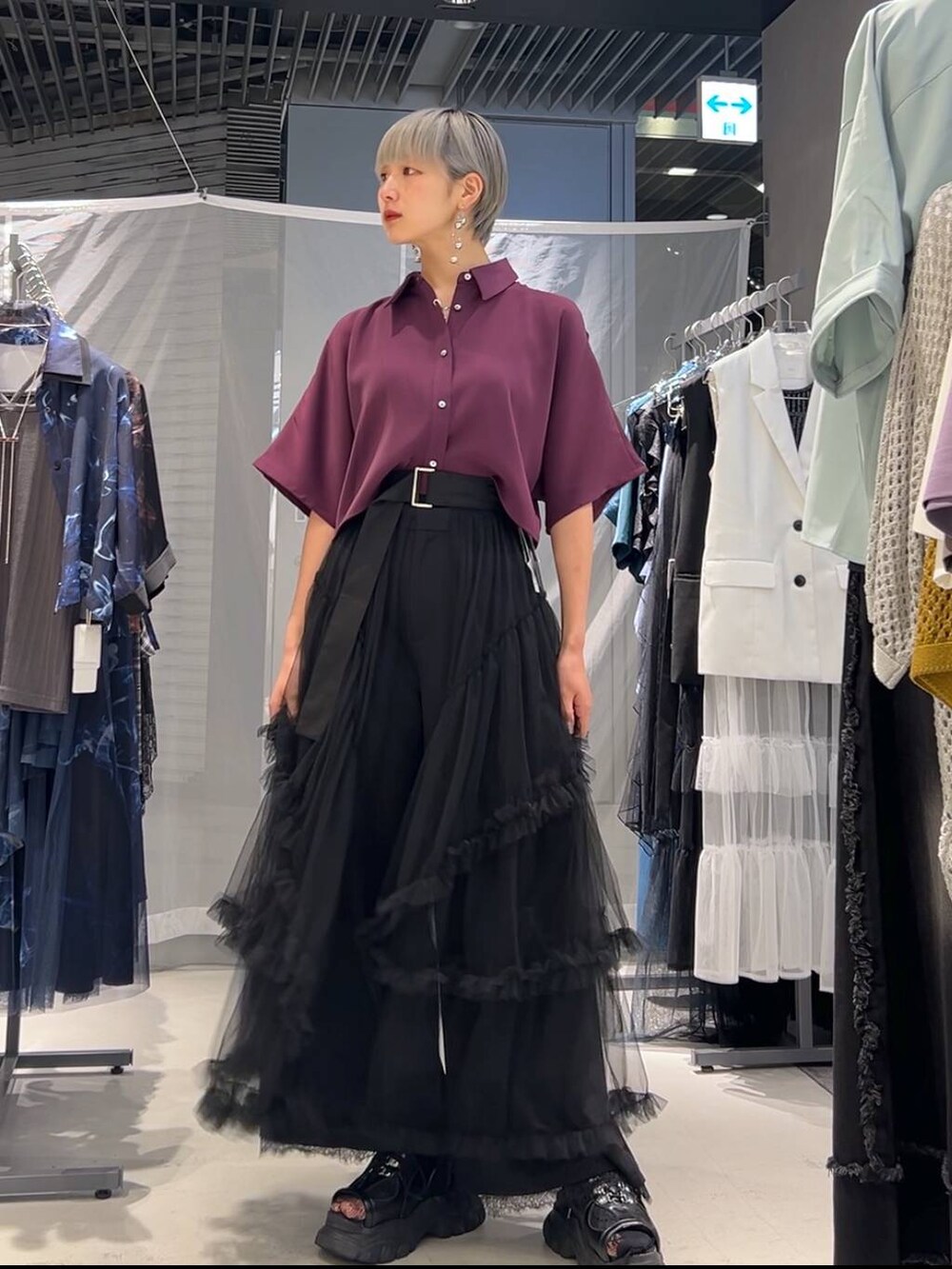 ブラック系のサンダル、ブラック系のスカート、ピンク系のシャツ/ブラウスを着用したレディースの夏コーディネートの4枚目の写真