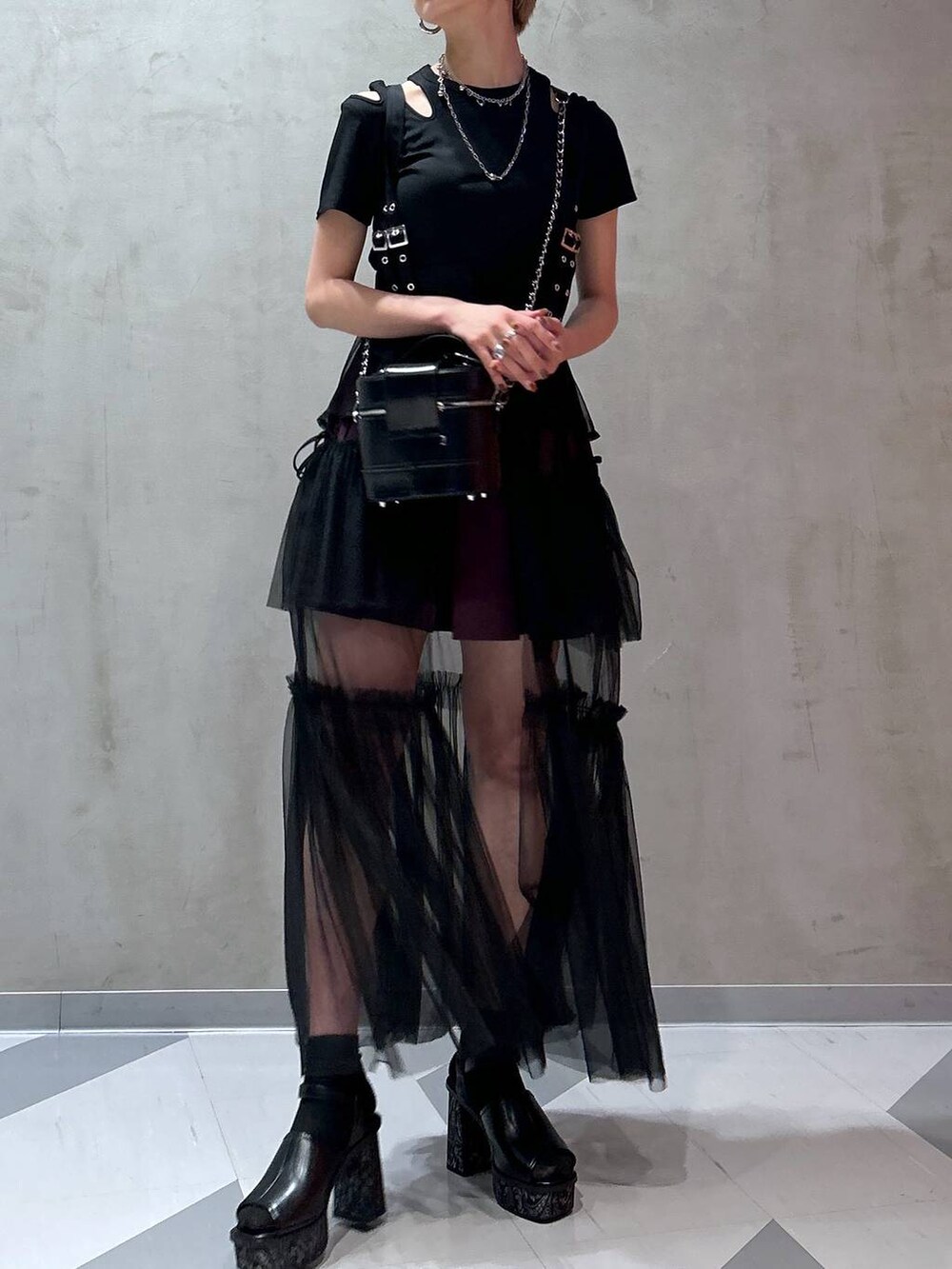 レッド系のスカート、グレー系のサンダル、パープル系のその他パンツを着用したレディースの夏コーディネートの8枚目の写真