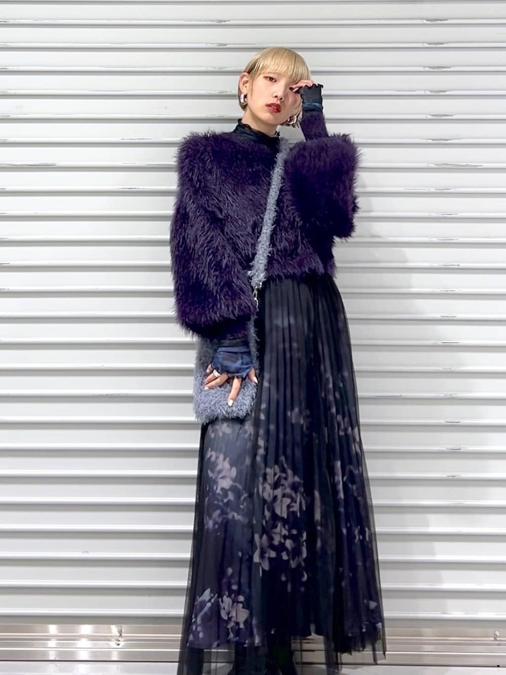 パープル系のニット/セーター、ブラック系のブーツ、グレー系のショルダーバッグを着用したレディースの秋コーディネートの2枚目の写真