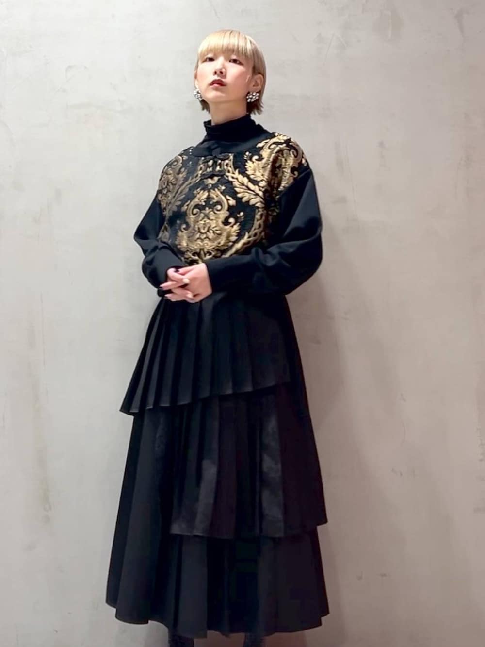 ブラック系のスカート、ブラック系のスウェットを着用したレディースの冬コーディネートの4枚目の写真