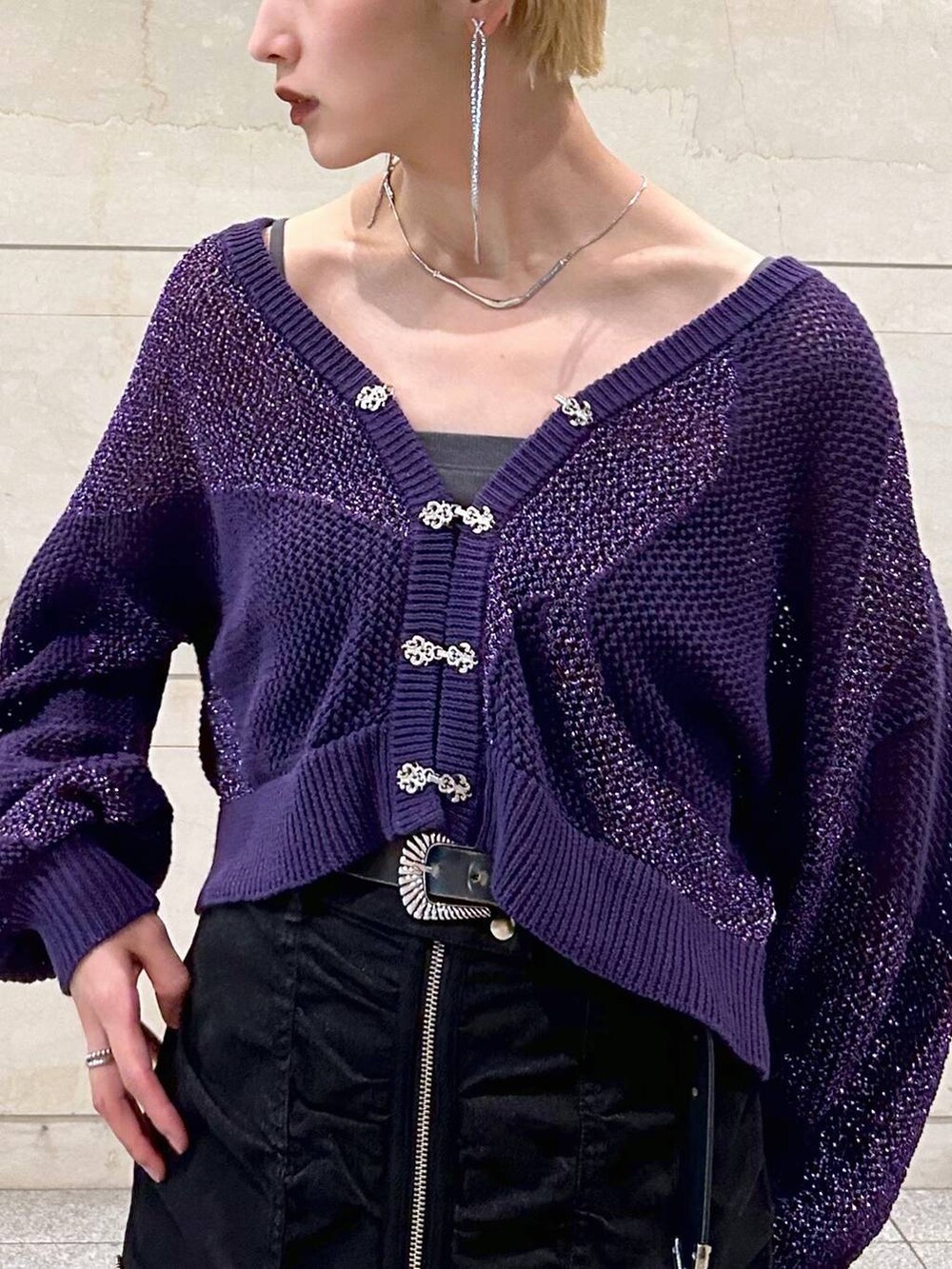 パープル系のカーディガン/ボレロ、ブラック系のスカート、ブラック系のベルトを着用したレディースの夏コーディネートの2枚目の写真