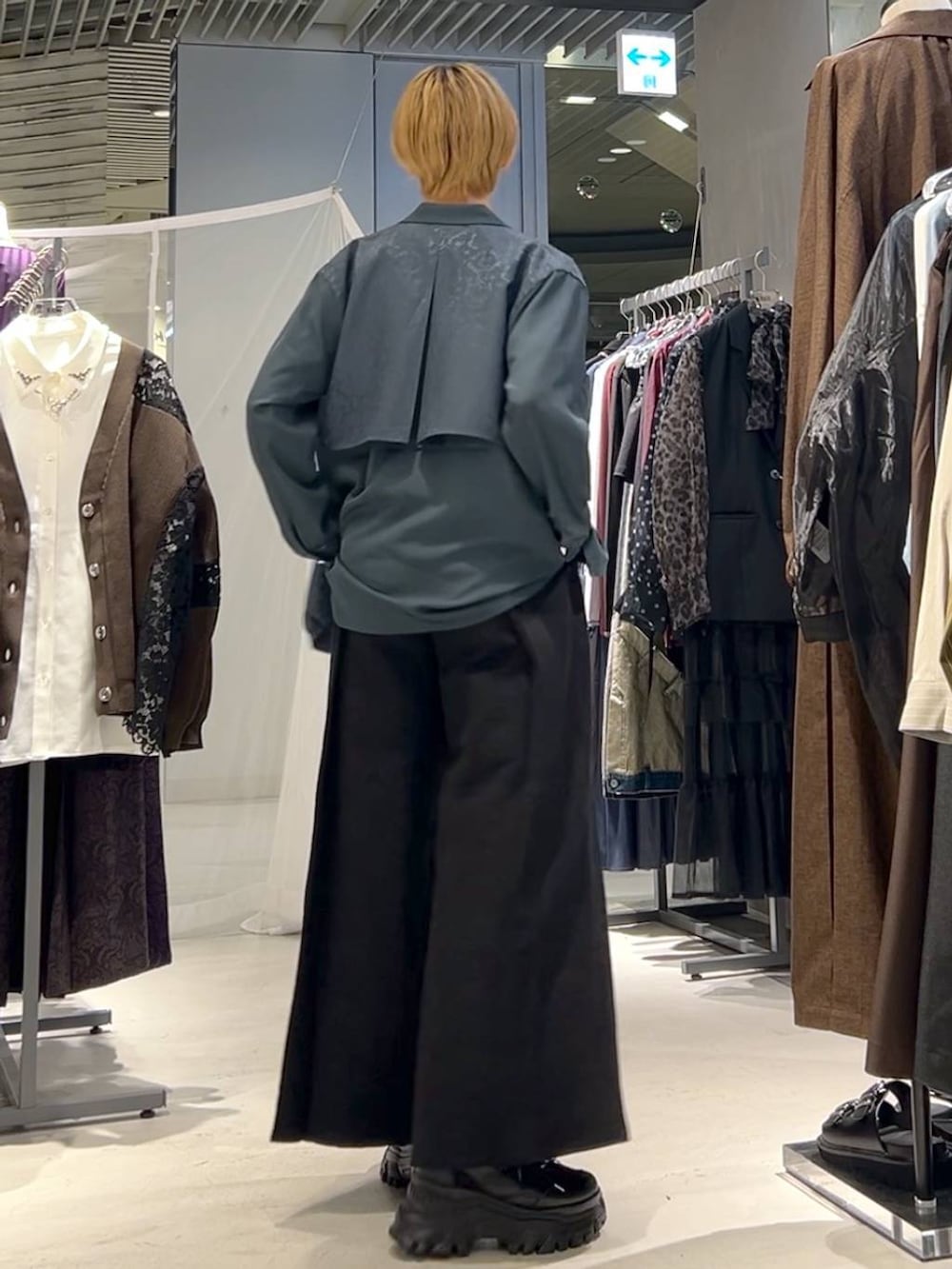 ブラック系のTシャツ/カットソー、ブラック系のスニーカー、ブラック系のその他パンツを着用したレディースの秋コーディネートの2枚目の写真