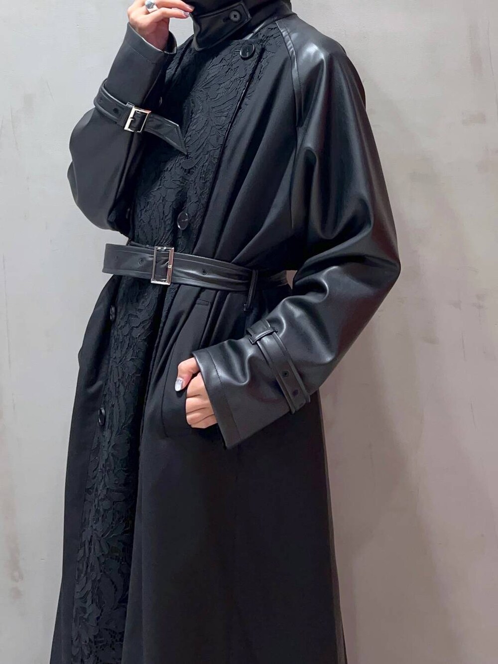 ブラック系のスカート、ブルー系のシャツ/ブラウス、ブラック系のトレンチコートを着用したレディースの秋コーディネートの6枚目の写真