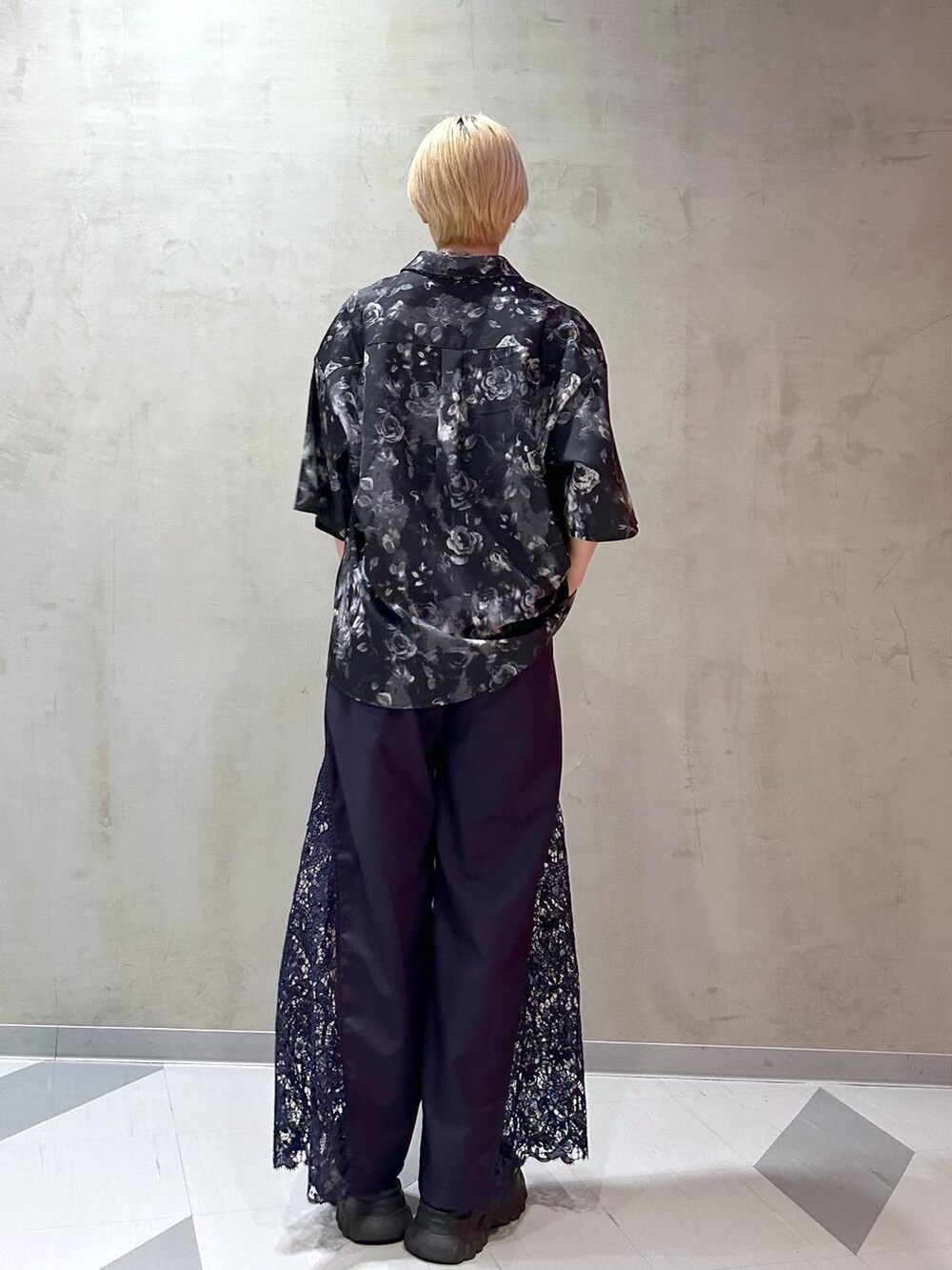 ブラック系のサンダル、ブラック系のシャツ/ブラウス、パープル系のその他パンツを着用したレディースの春コーディネートの2枚目の写真