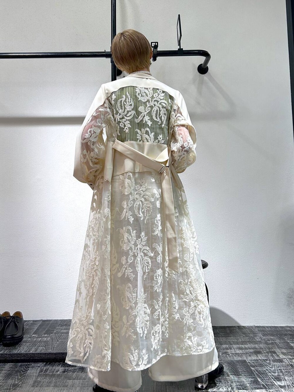 イエロー系のタンクトップ、ブラック系のサンダル、ホワイト系のワンピースを着用したレディースの春コーディネートの4枚目の写真